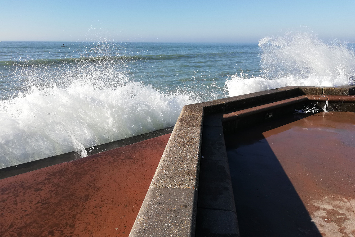 À deux reprises (en 2014 et 2018), la digue de Wimereux a été fortement endommagée. Une seconde ligne d’enrochement a été ajoutée en 2018 mais de gros travaux de renforcement sont prévus en 2019. 