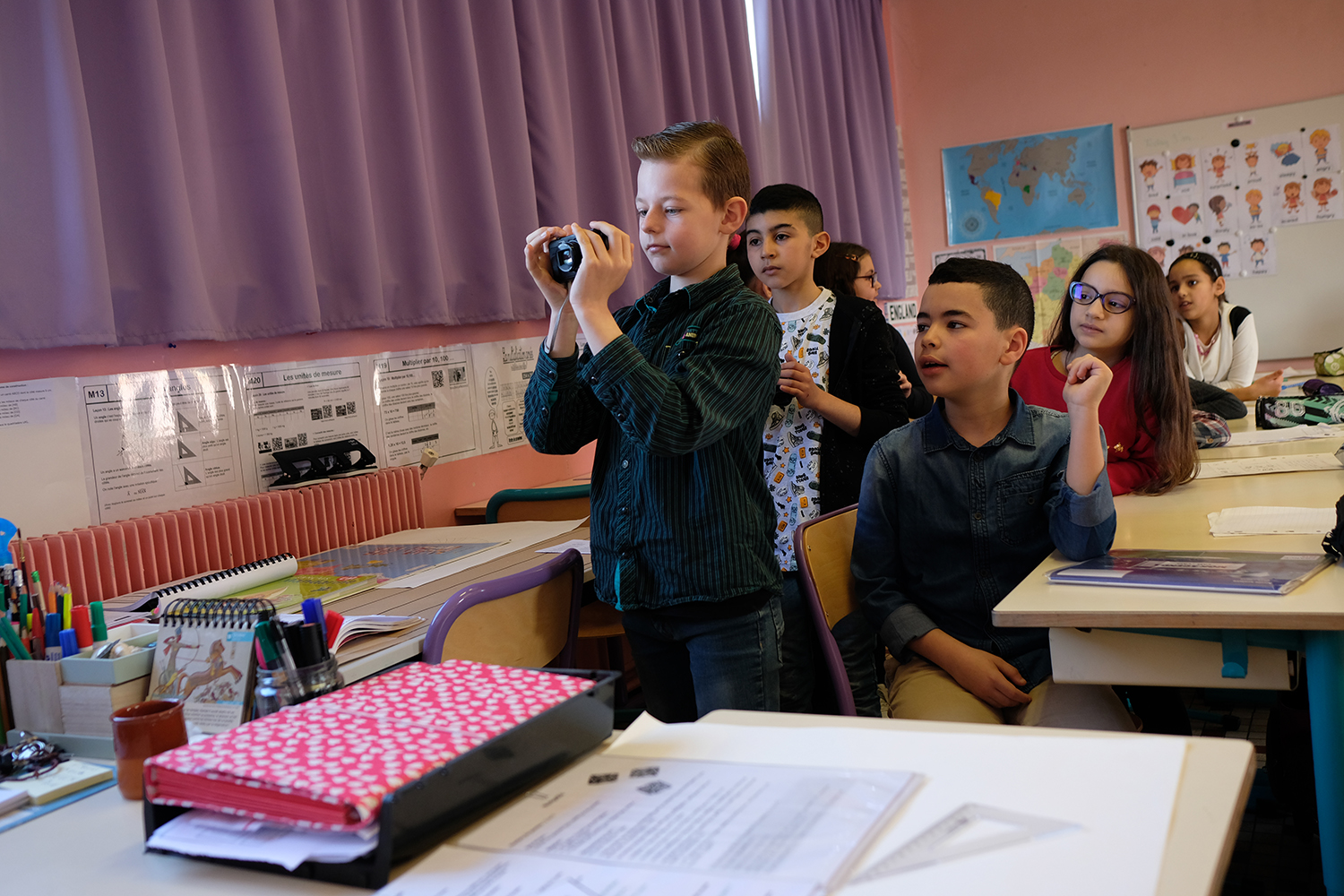 Après l’interview, les photographes en herbe s’appliquent à faire le portrait de leur maîtresse pour illustrer le futur article.