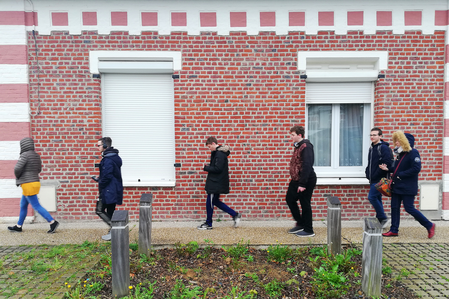 Après avoir défini nos intentions, le mardi est consacré à la réalisation de notre diaporama sonore. Nous arpentons les rues de Dourges, microphones et appareils photo en main, afin de nous rendre chez nos 