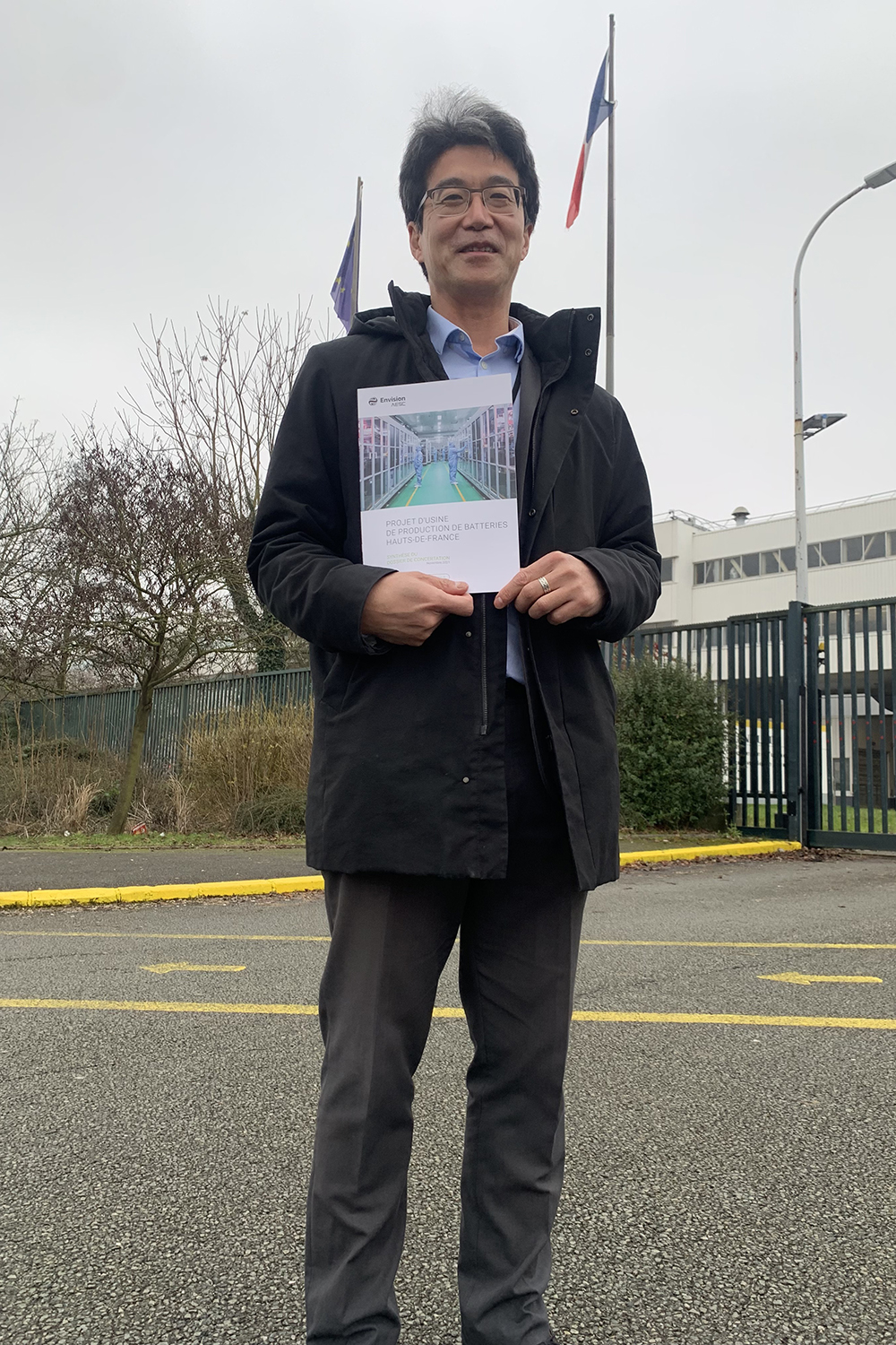 Ayumi KUROSE devant l’usine George Besse Renault, située à Douai (59 Nord) © Globe Reporters