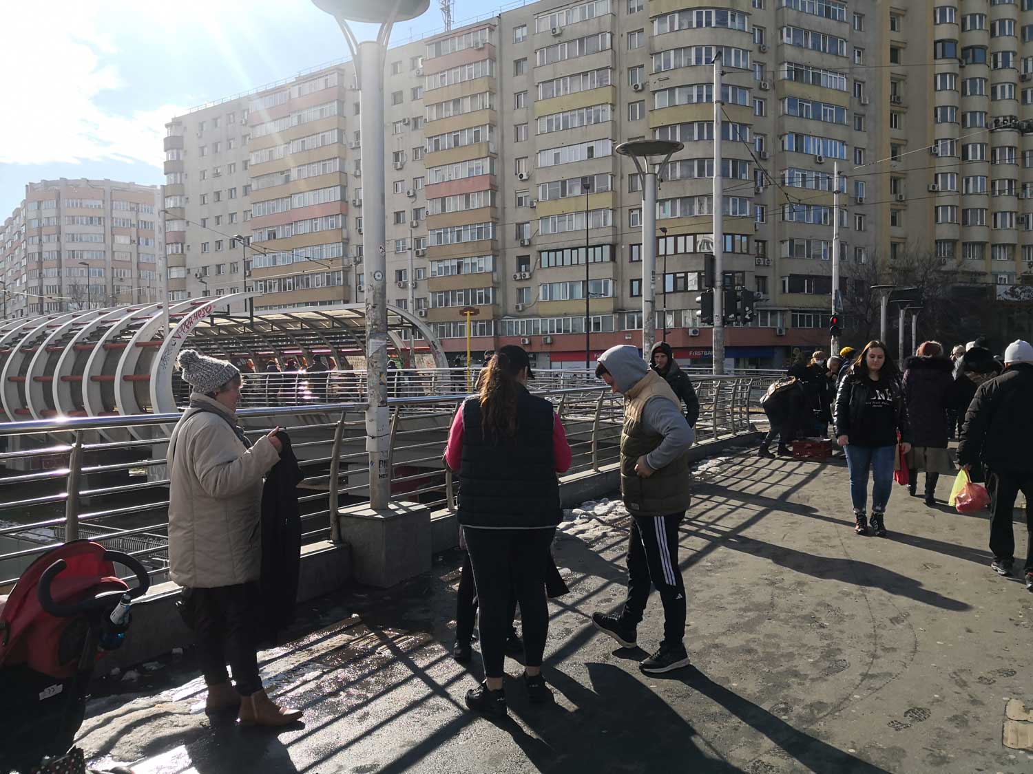 Dans le quartier Obor se trouve le plus gros marché de Bucarest. Les vendeurs ambulants vendent de tout, dès la sortie du métro © Globe Reporters