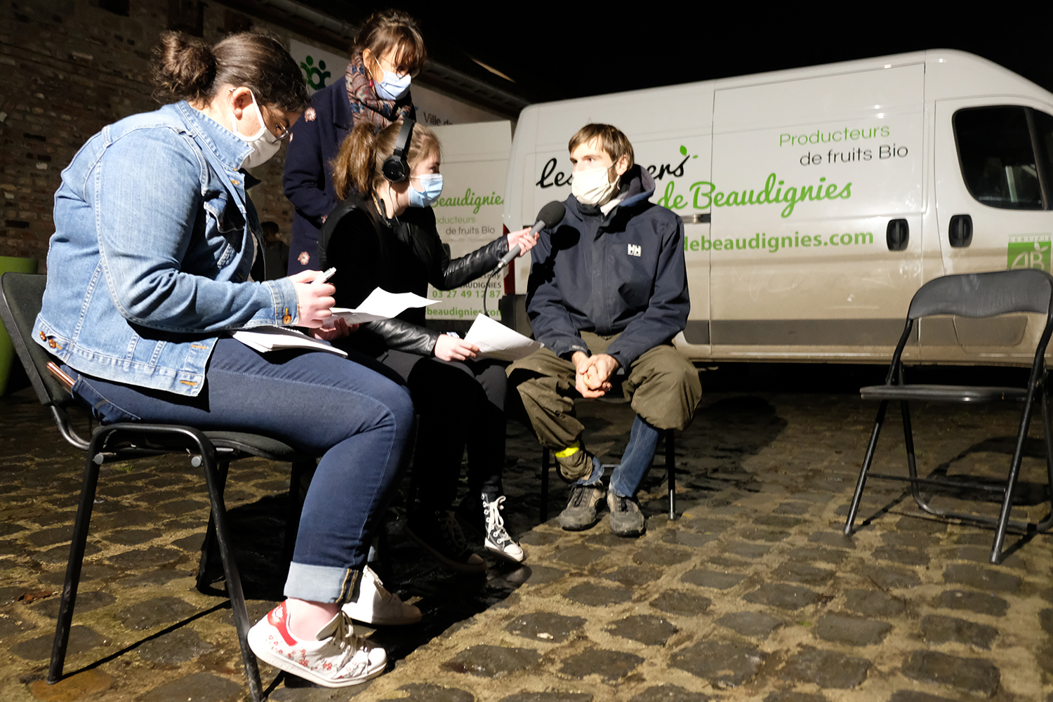 Hailana et Lora posent leurs questions à Quentin FIEVET. Comme il y a beaucoup de clients et de bruits à l’intérieur du local, l’interview se passe à l’extérieur. ©Igor FRONTY