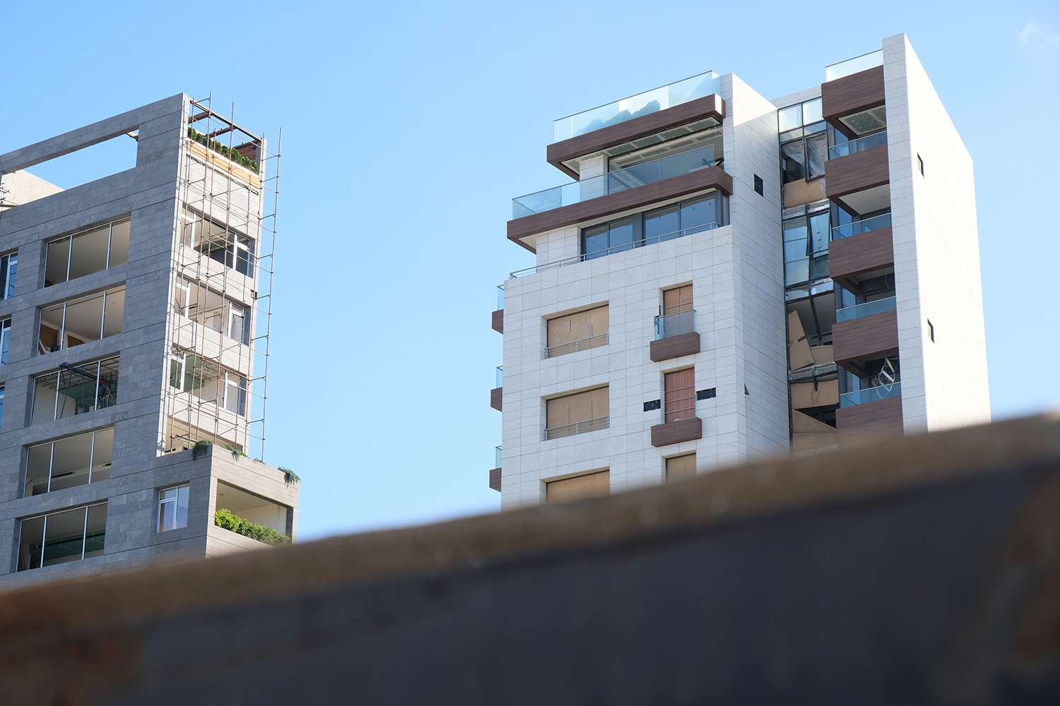 Des immeubles en première ligne, situés dans le quartier peuplé et fréquenté de Mar Mikael, sont encore privés de fenêtres © Globe Reporters