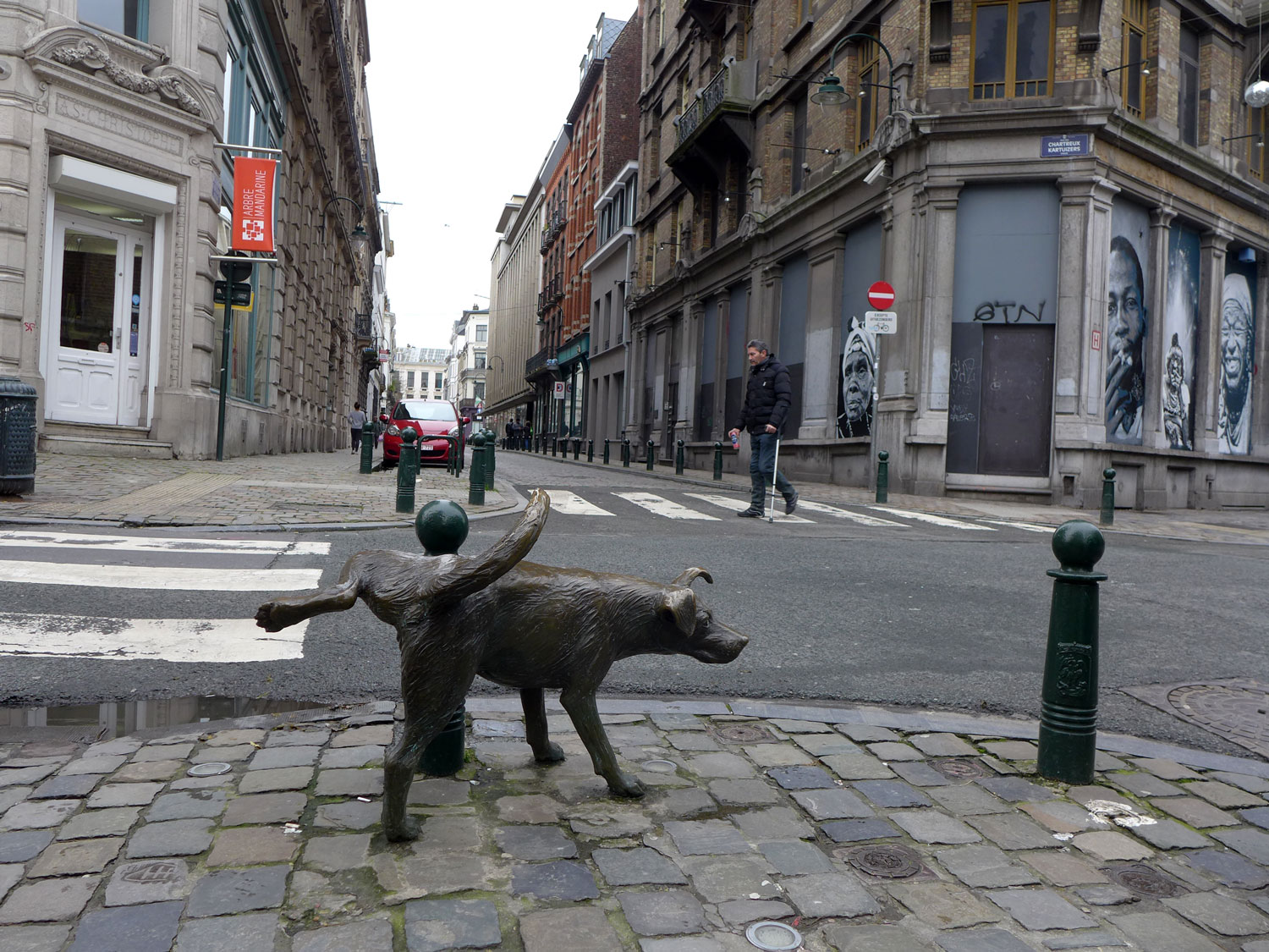 En nous approchant, nous découvrons une statue beaucoup moins célèbre que le Manneken Pis