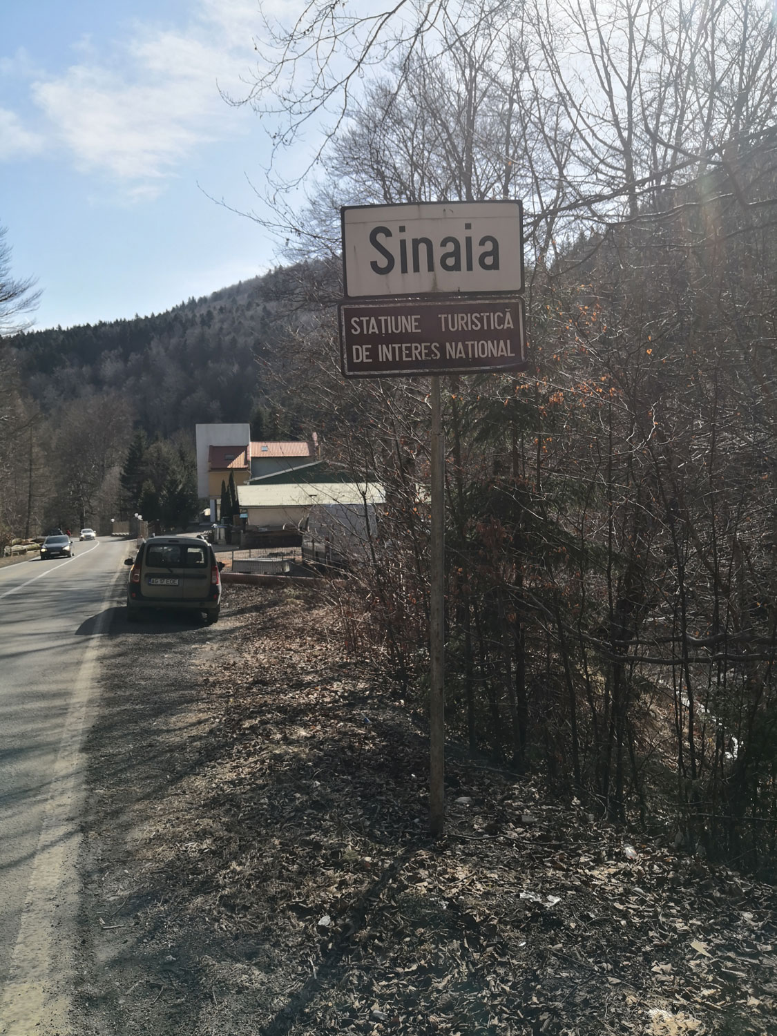 Panneau indiquant « Sinaia, station touristique d’intérêt national ». Située en plein cœur d’une vallée séparant deux parcs nationaux, la ville est historiquement la station d’hiver la plus huppée de Roumanie © Globe Reporters