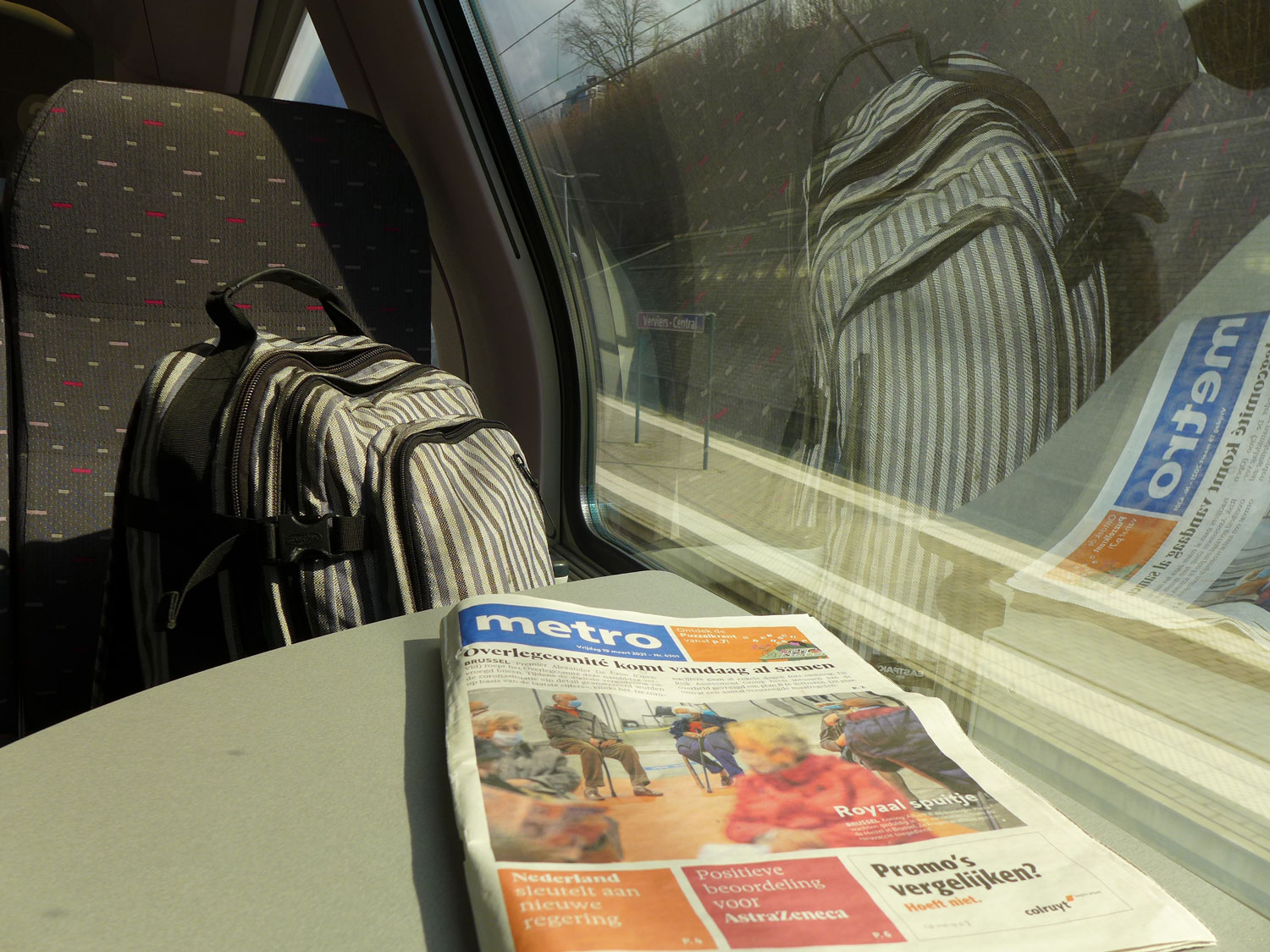 Le rendez-vous est devant la gare. Geneviève qui vient aussi de Bruxelles n’a pas de voiture. Elle utilise un service de voitures partagées pour aller à l’inauguration © Globe Reporters