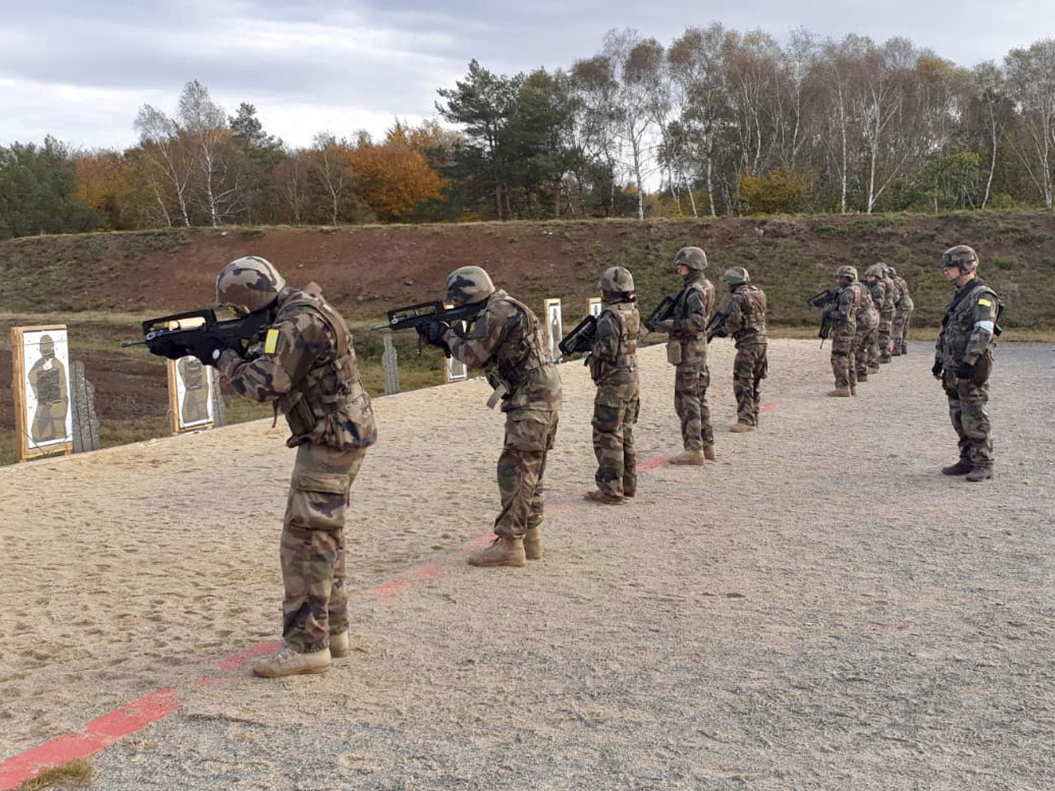 Instruction au tir avec des fusils FAMAS, le fusil d’assaut français qui, progressivement, est remplacé par le HK416 © Maréchal-des-logis chef Nicolas