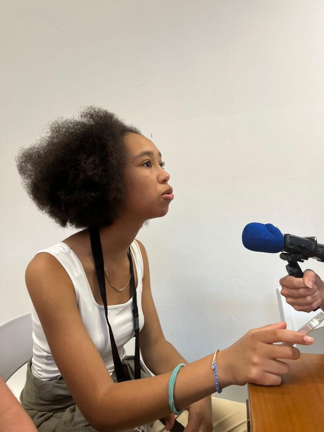 Alicia pose les questions qui ont été élaborées par tout le groupe © Globe Reporters