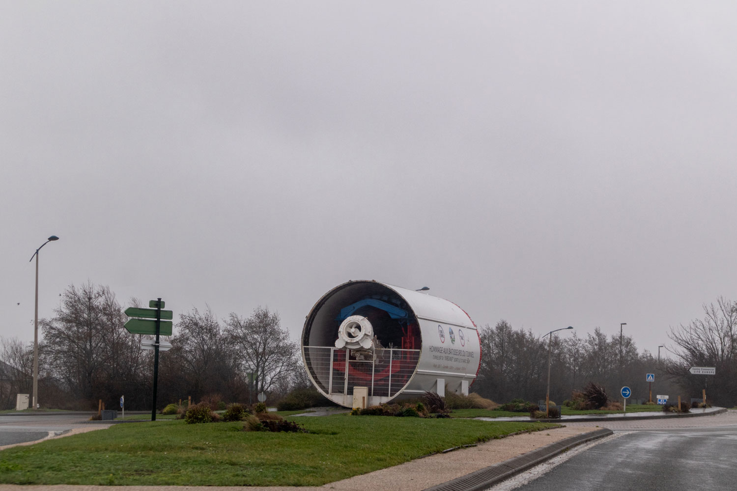 Une pièce de tunnelier qui sert aujourd’hui de décoration sur un rond-point, à Coquelle © Léa VILLALBA