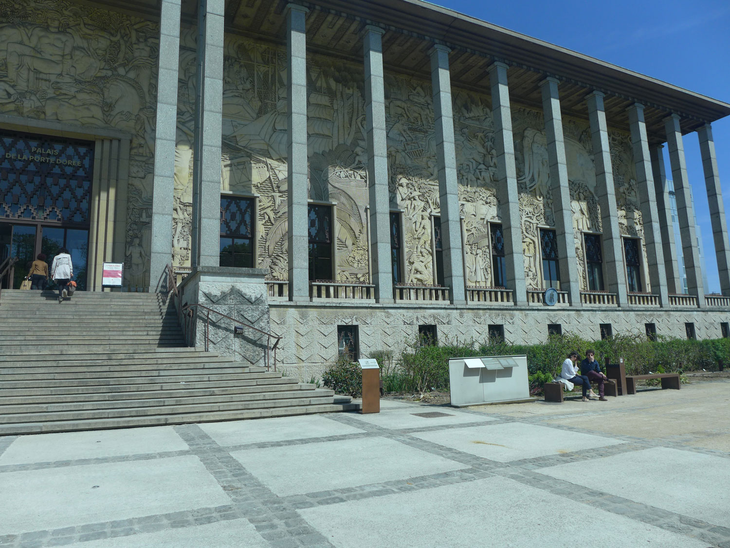 Les marches qui mènent au musée.  