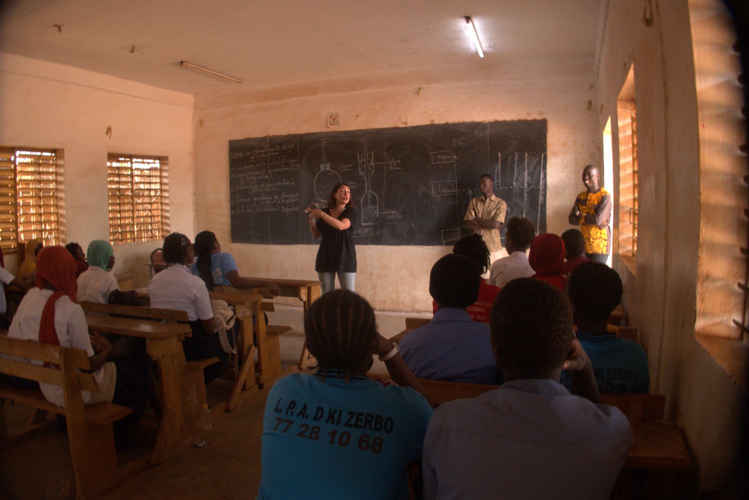 L’envoyée spéciale des globe-reporters parle du métier de journaliste avec les élèves de 4ème et 5ème avant de commencer à enregistrer leurs réponses © Globe Reporters/Zabda