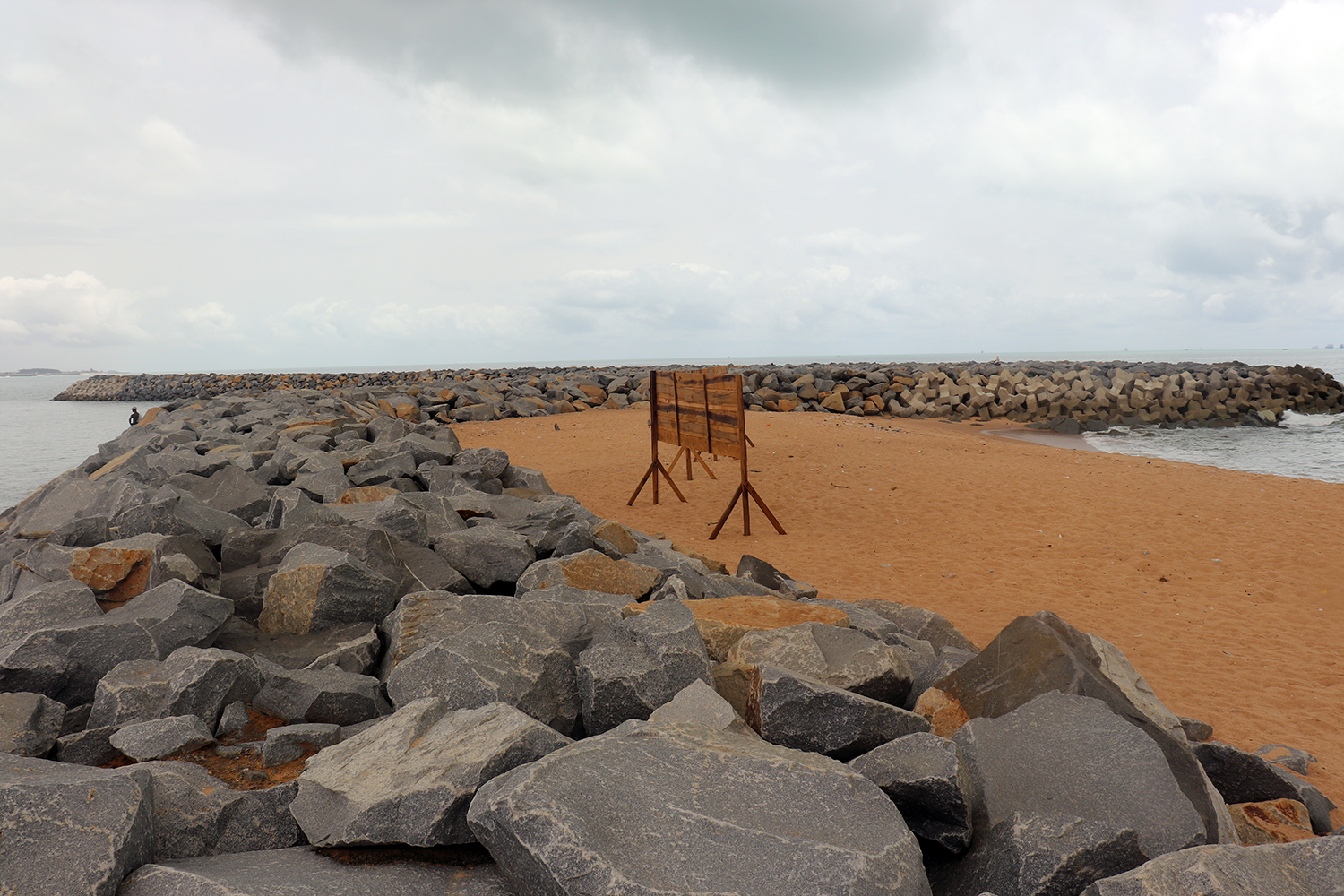 Dans le quartier d’Akpakpa, une jetée qui serpente pour arrêter l’avancée de la mer a été construite. 