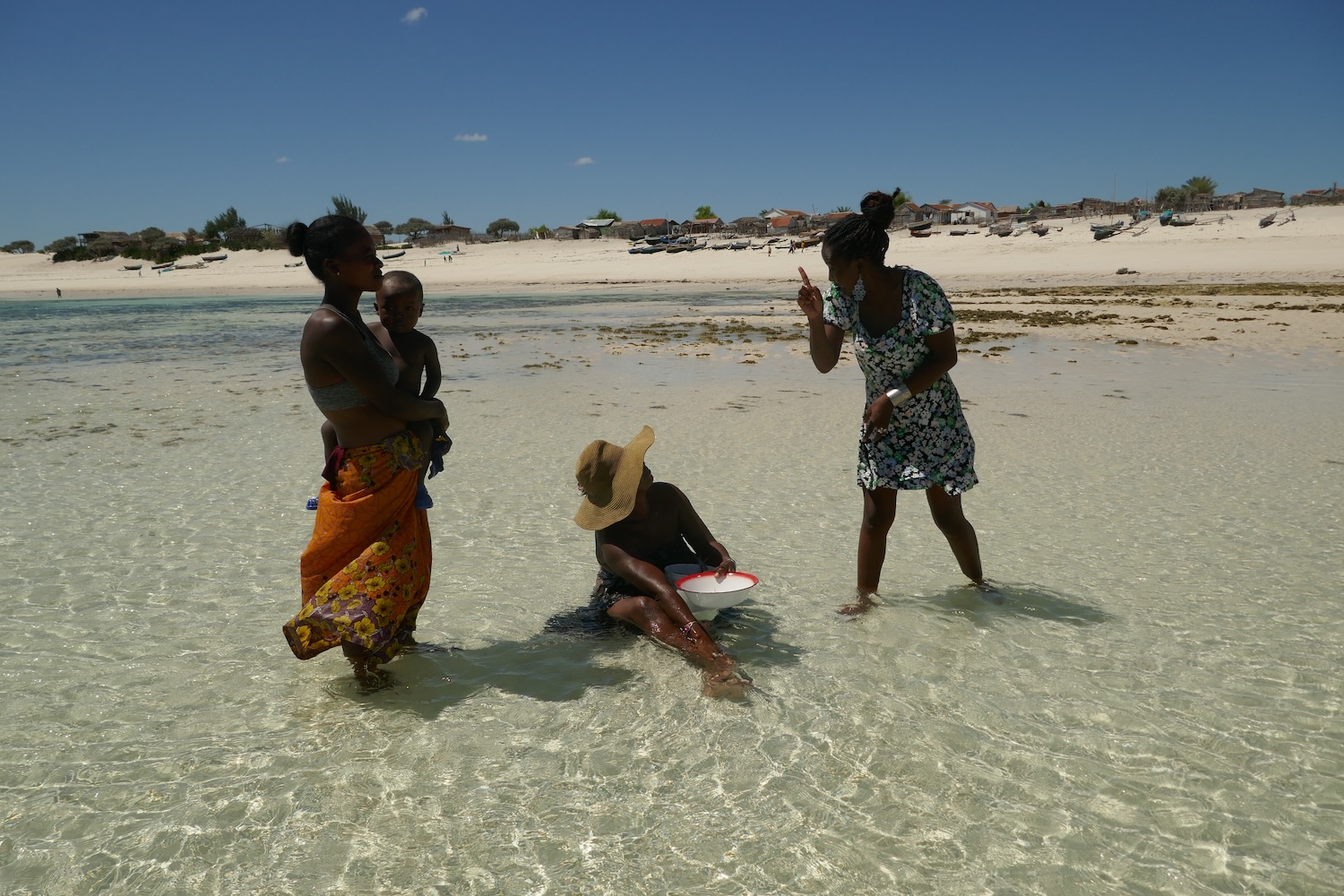 Florence RAZANAMA à Amboula, au sud de Tuléar, en train de parler à des femmes pour faire la traduction pendant les interviews réalisées pour les globes reporters © Globe Reporters