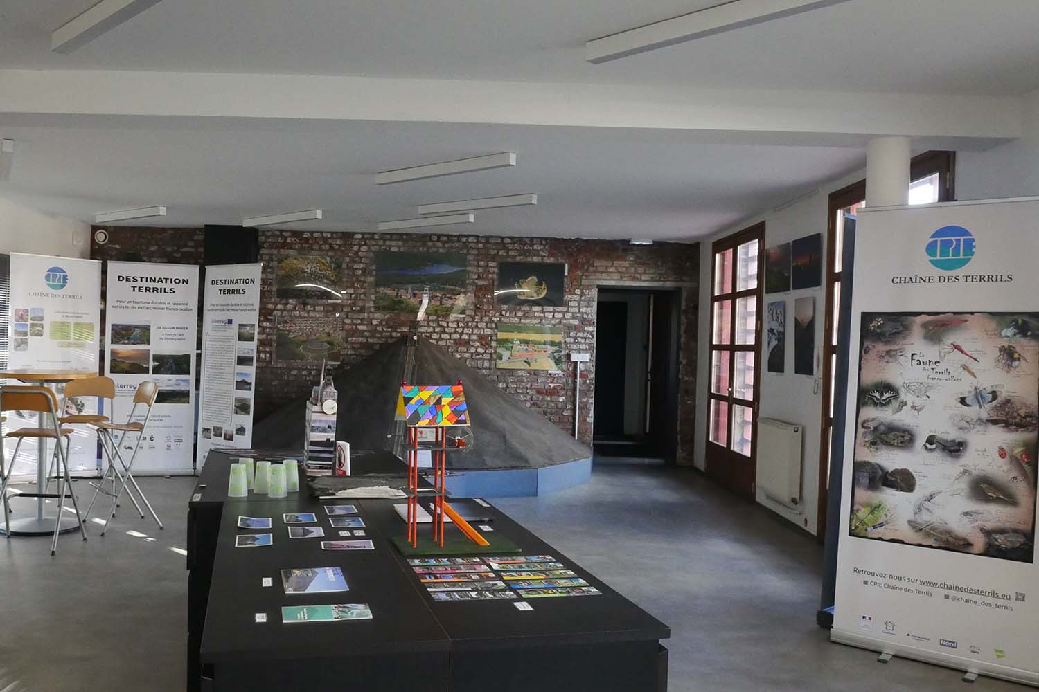 Hall d’accueil des locaux du CPIE Chaîne des Terrils © Globe Reporters