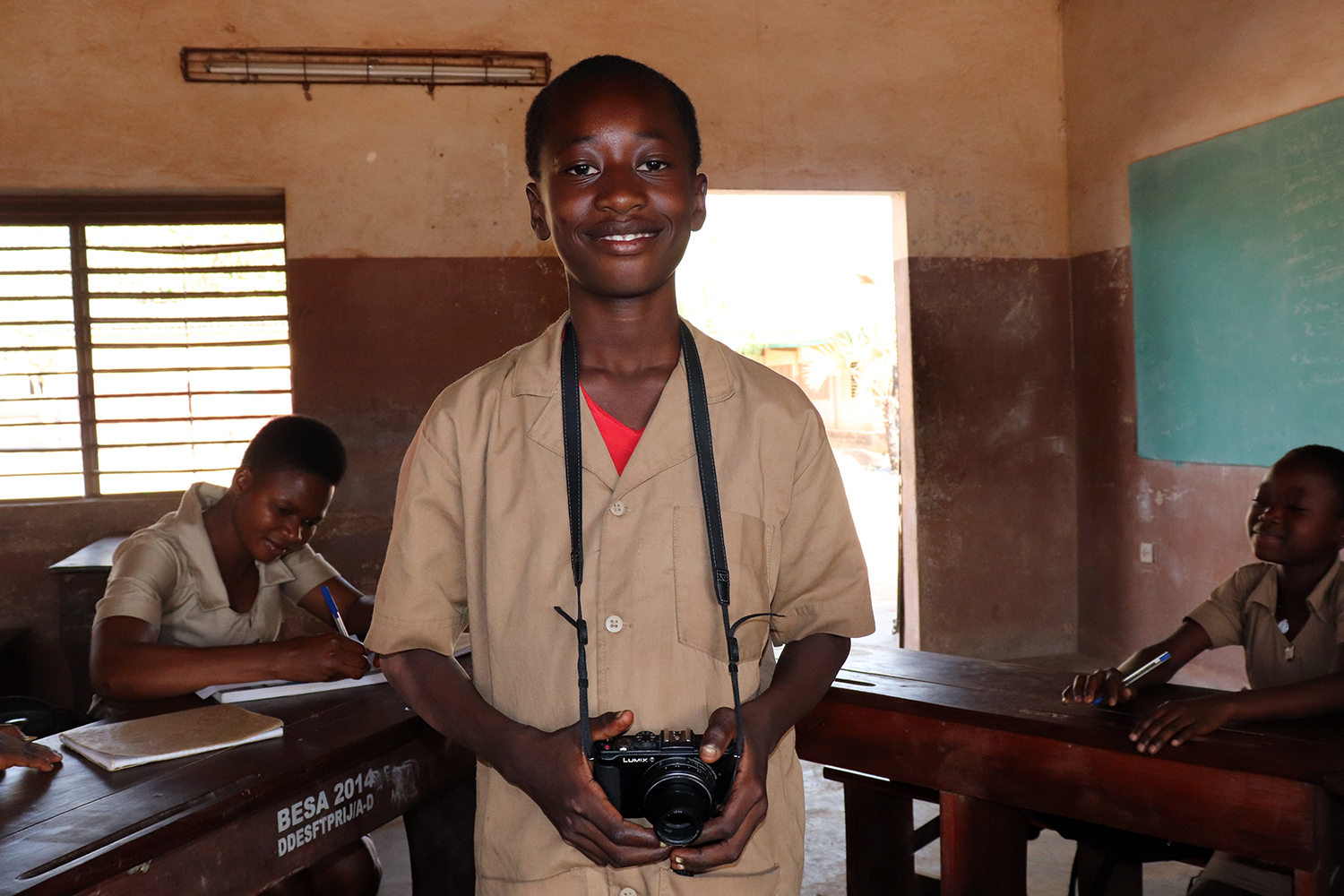 Raphaël YEROPA aime beaucoup son rôle de photoreporter. Il mitraille pendant que ses collègues répondent aux questions des globe-reporters. 