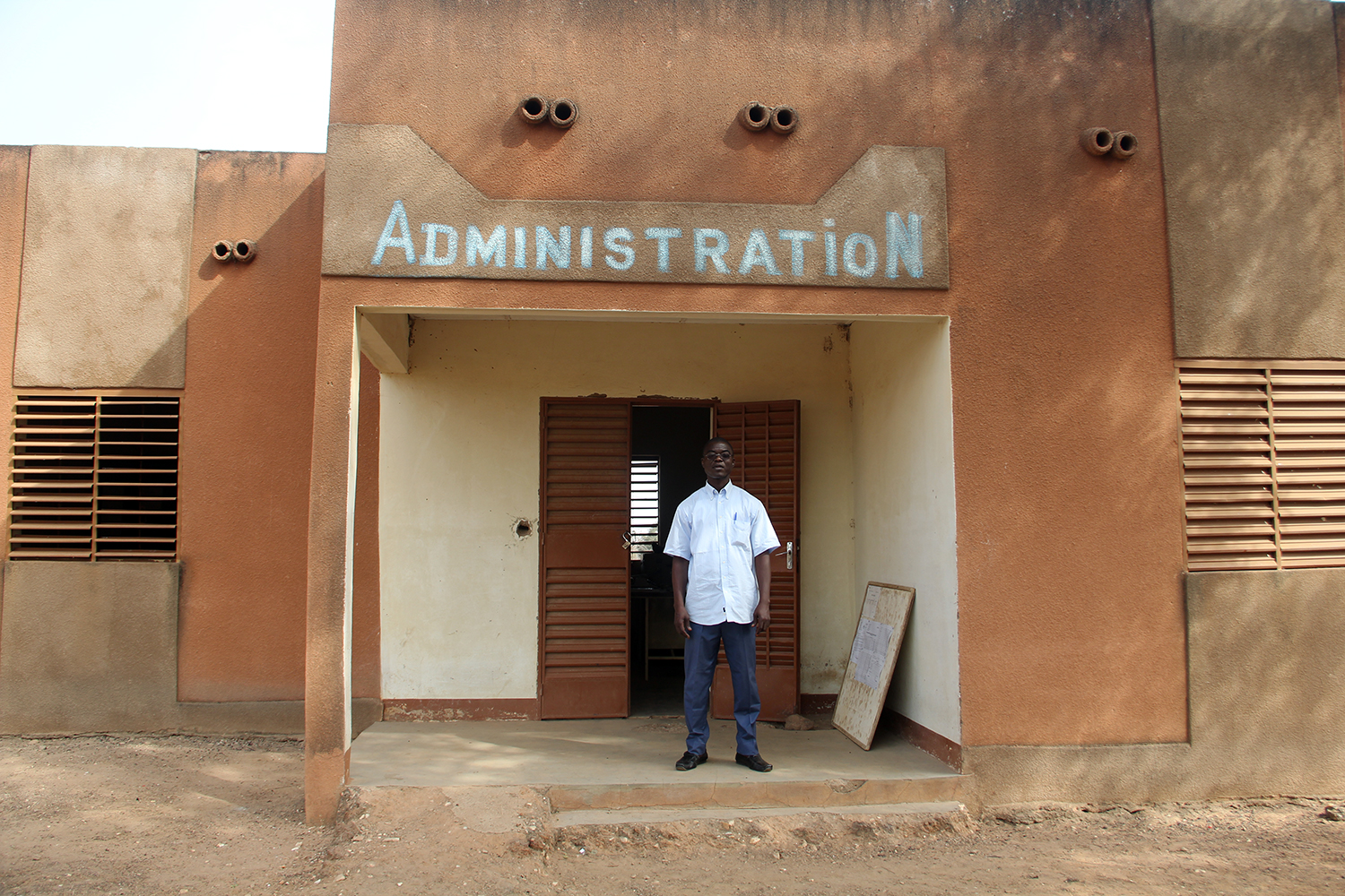 Assane ZORE devant le bâtiment de l’administration du lycée de Niego où se trouvent les deux ordinateurs de l’établissement. 