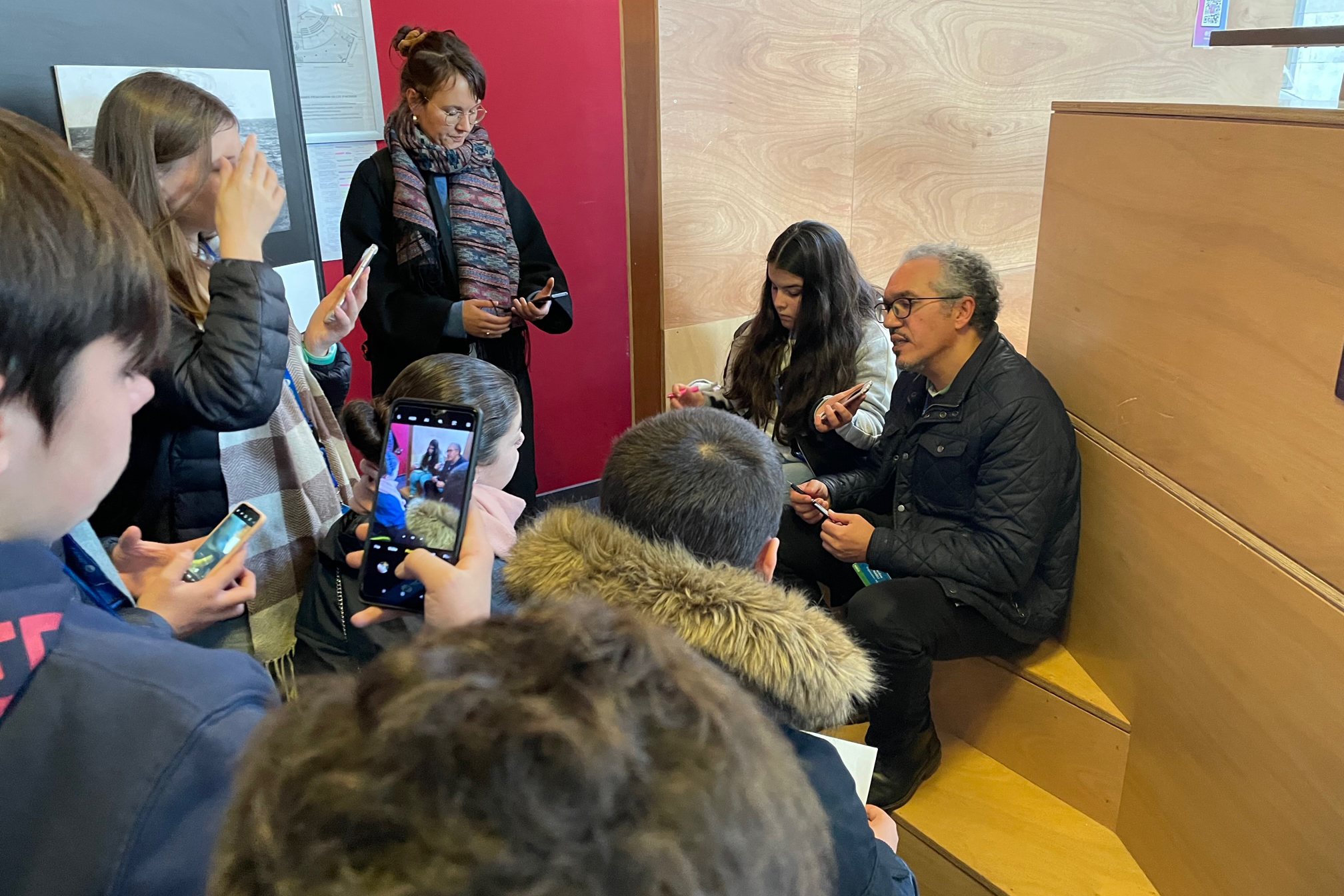 Nadine NABILI rejoint les globe-reporters dans le hall d’entrée. Il est pressé et préfère rester à portée de vue au cas où on aurait besoin de lui © Globe Reporters