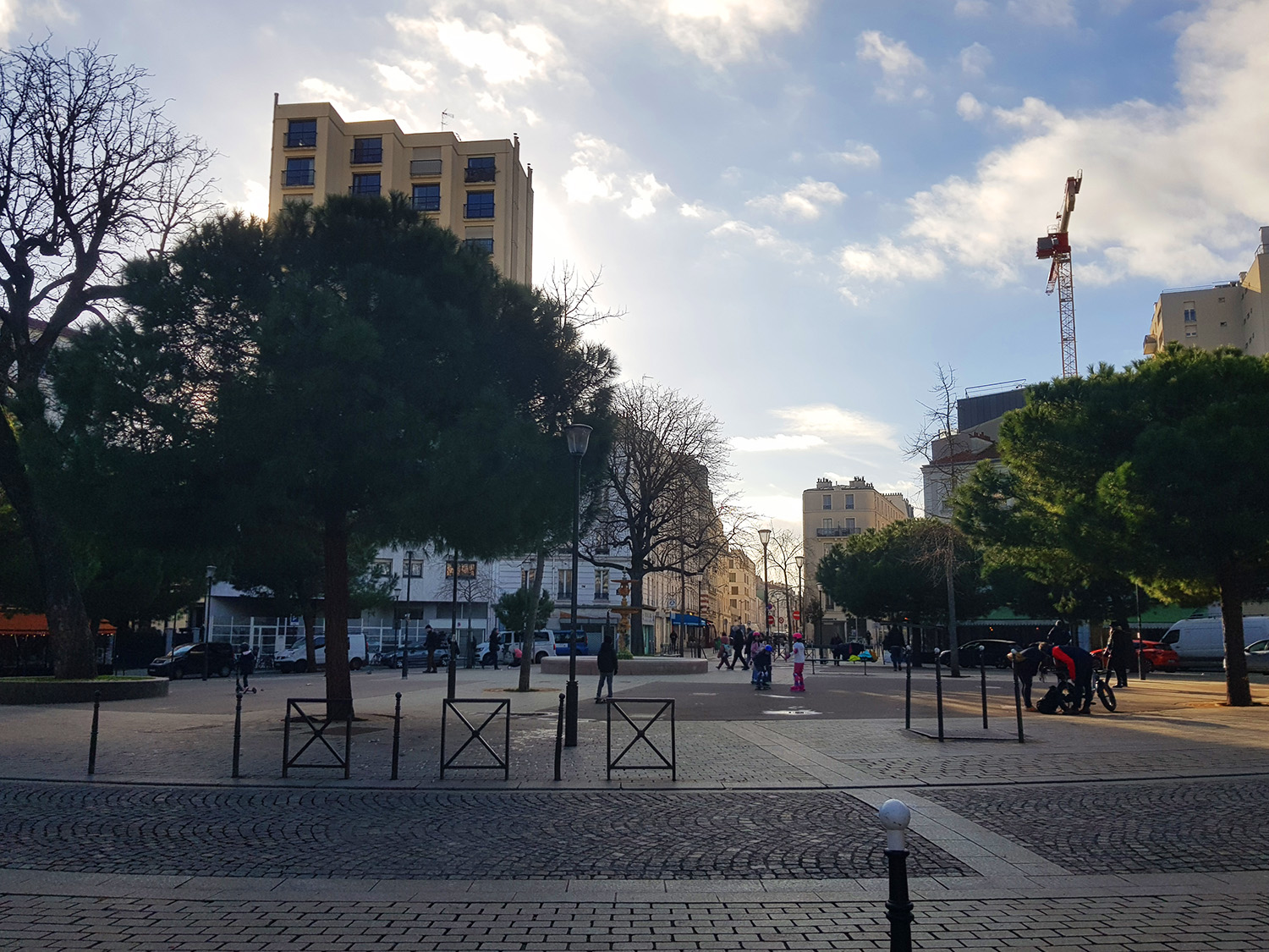 Le lieu de l’interview est situé dans le même quartier que celui de notre journaliste. Chloé se déplace donc à pied, pour se rendre sur la Place de la Réunion, dans le 20ème arrondissement de Paris © Globe Reporters