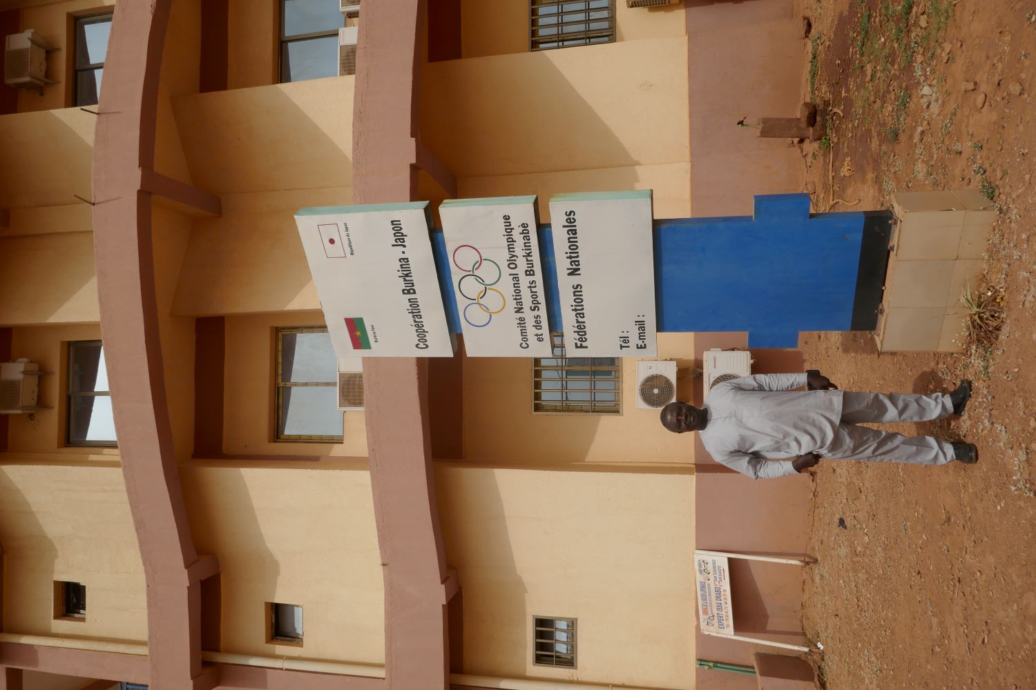 Jean Louis SEOGO devant l’entrée du siège du Comité National Olympique et des Sports Burkinabé © Globe Reporters