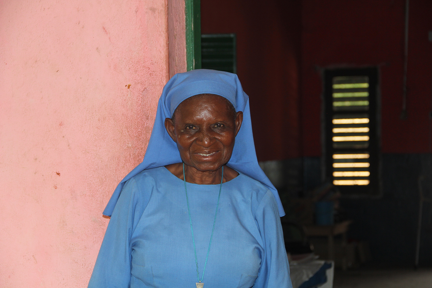 Soeur Catherine GYINOKANG, chef infirmière de cette clinique, affirme que l’eau est la cause de la plupart des maladies des enfants de Niego. 