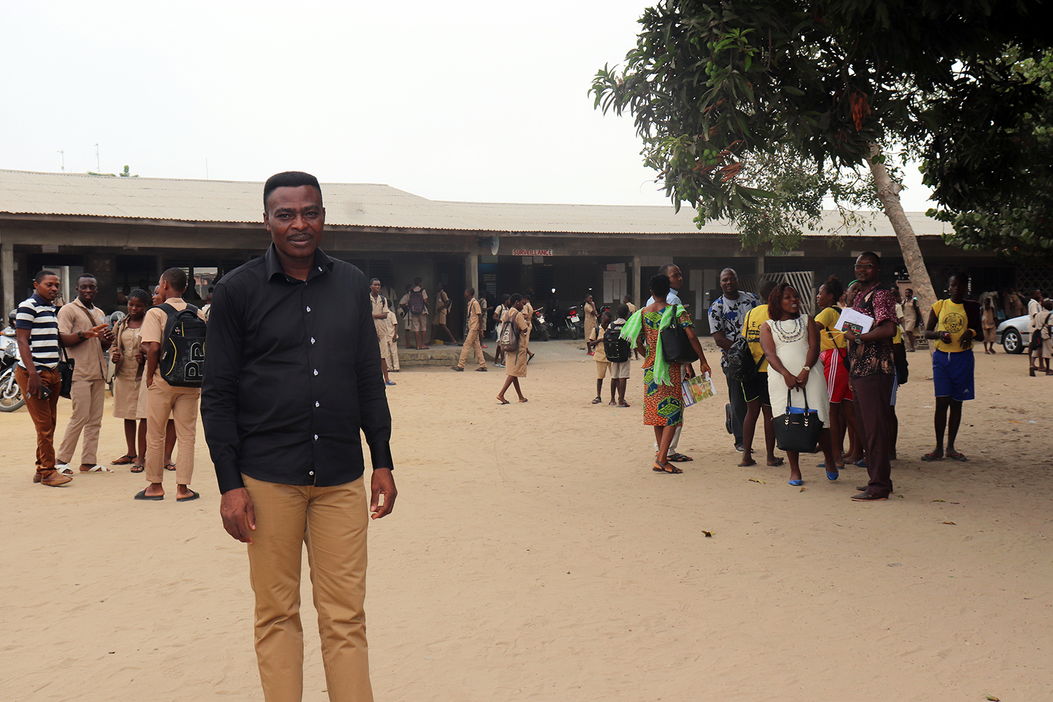 Maurille A. C. MONDE, directeur du collège, dans la première cour de l’établissement. 