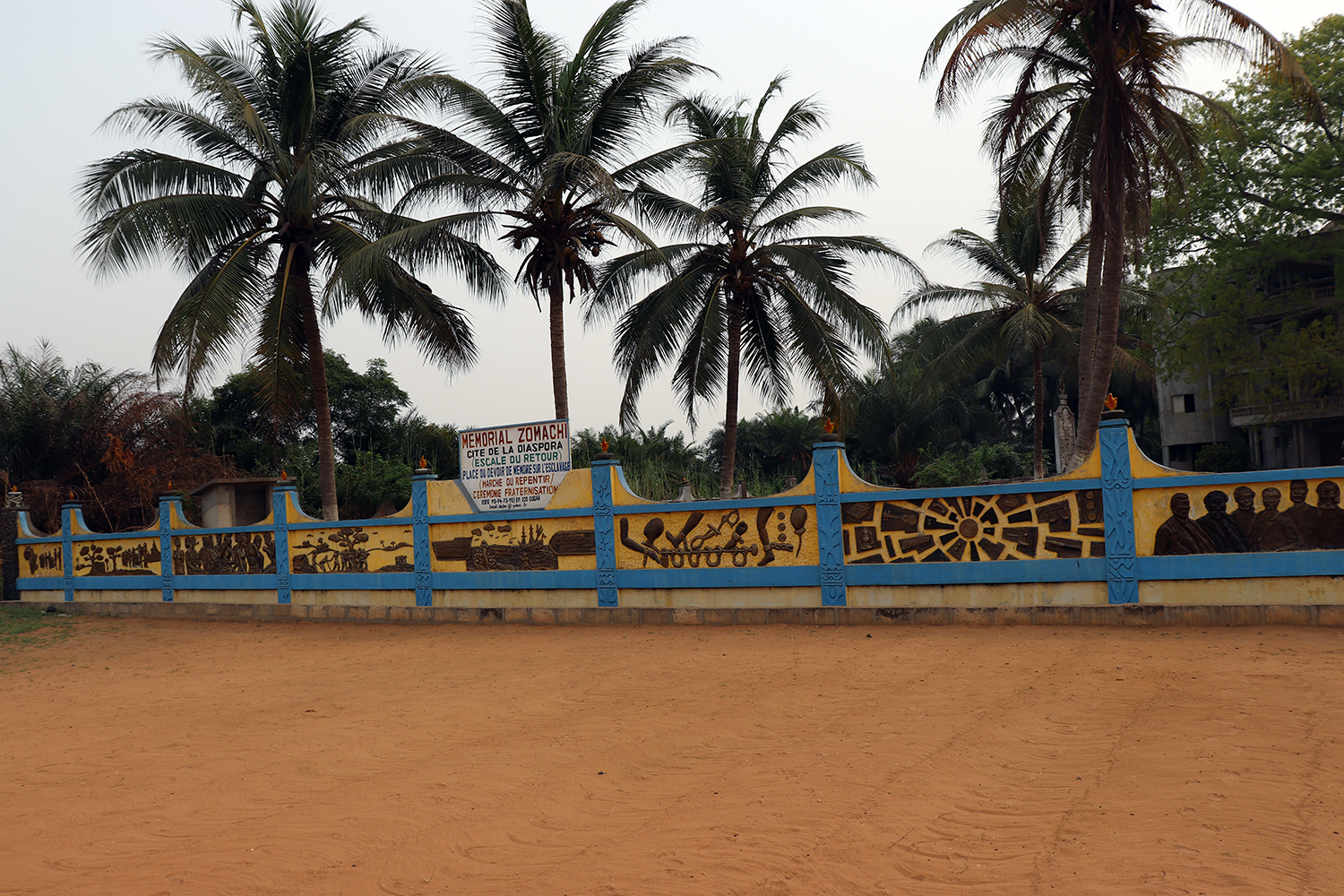 Le mur d’enceinte raconte les étapes de la route des esclaves à Ouidah. 