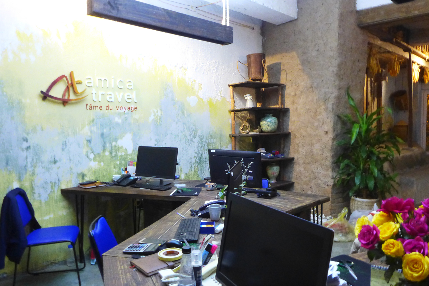 Les bureaux de l’Amica Travel, l’agence de Hieu, se trouvent être une reproduction de l’habitat typique de l’ethnie Hmong.