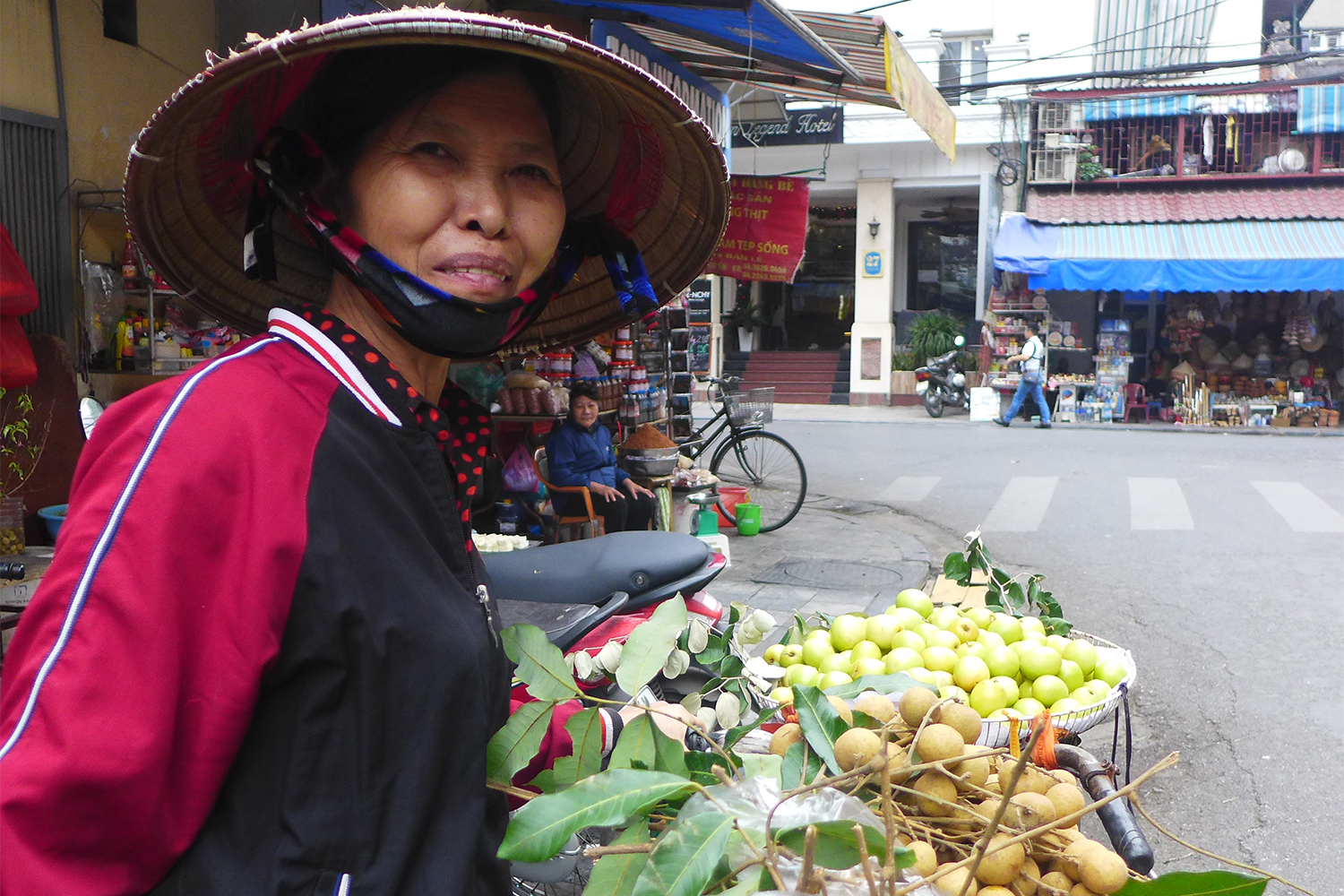 Huong, marchande de fruits et de légumes rencontrée dans les rues d’Hanoi.