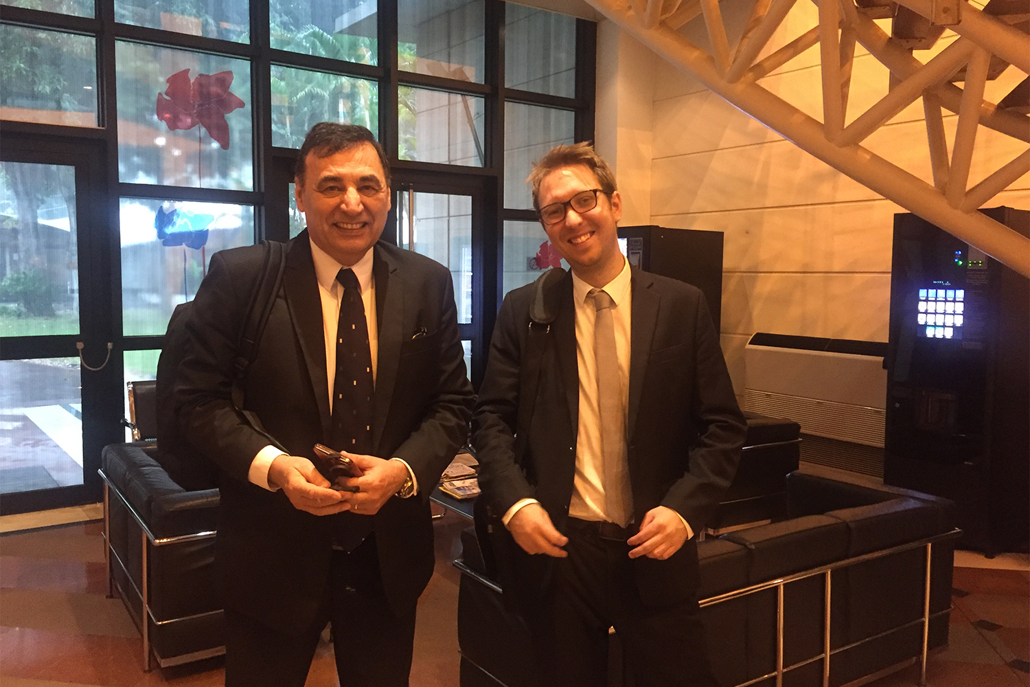 Pierre-Yves Turellier, attaché de coopération éducative à l’ambassade de France de Hanoi et Etienne Berteas, chargé de mission coopération linguistique et éducative. Ils sont les interlocuteurs des globe-reporters à Hanoi. Merci à eux&nbsp;! 