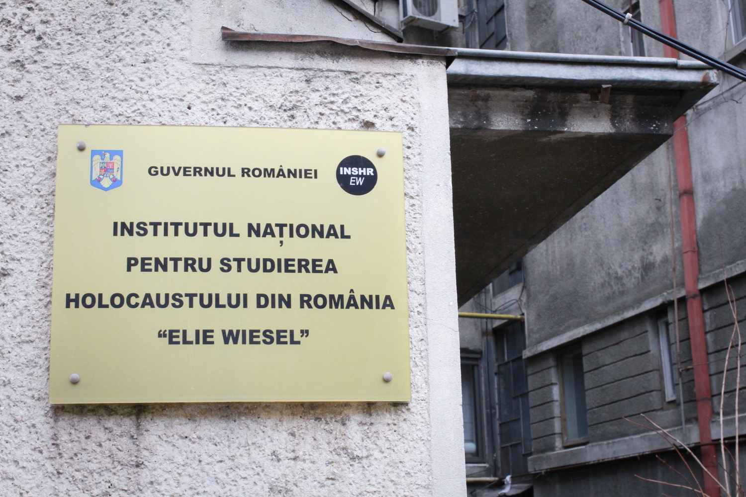 La plaque de l’Institut Elie Wiesel. © Globe Reporters