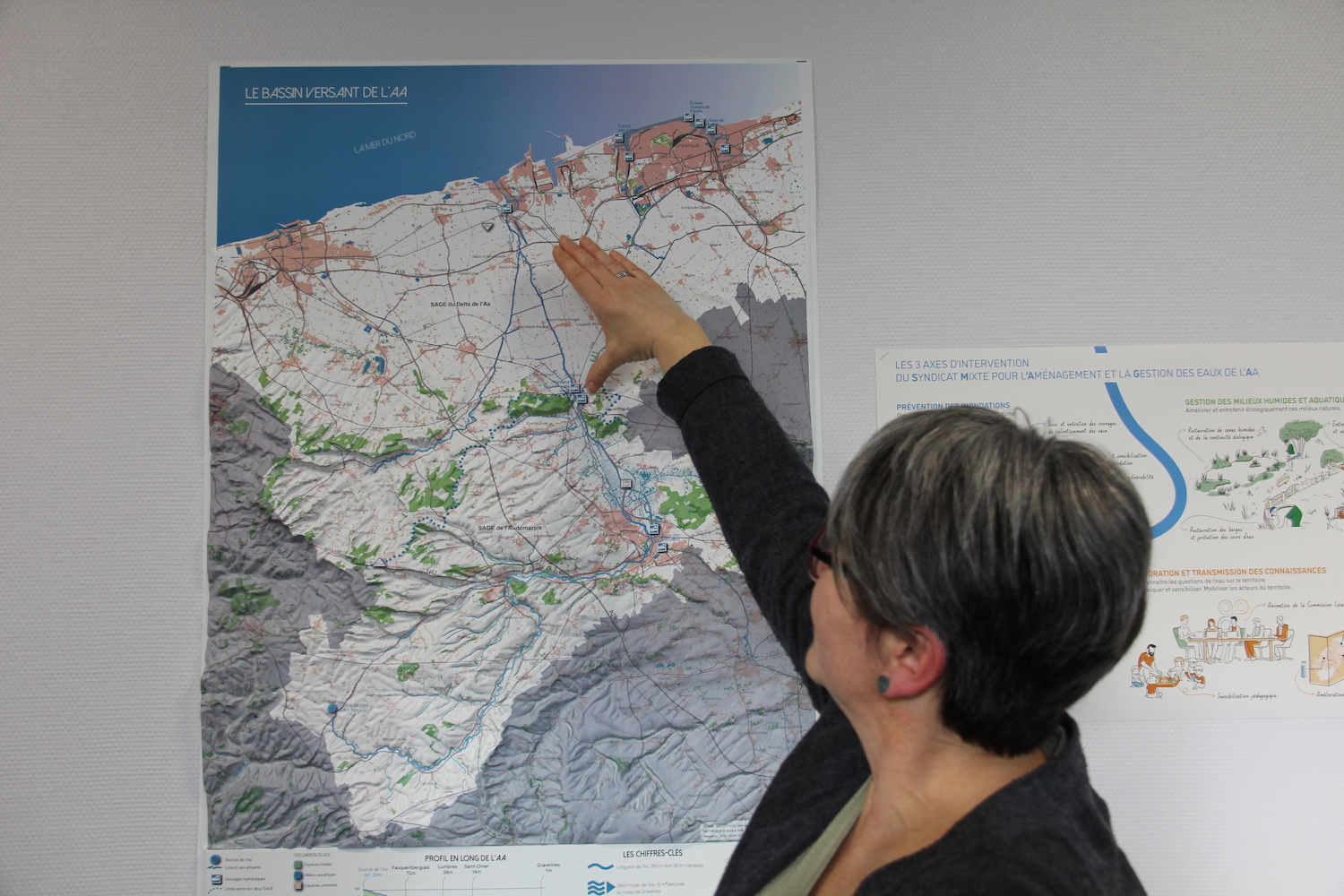 Agnès BOUTEL directrice du SmageAa présente la vallée de l’Aa sur un plan en relief © Globe Reporters