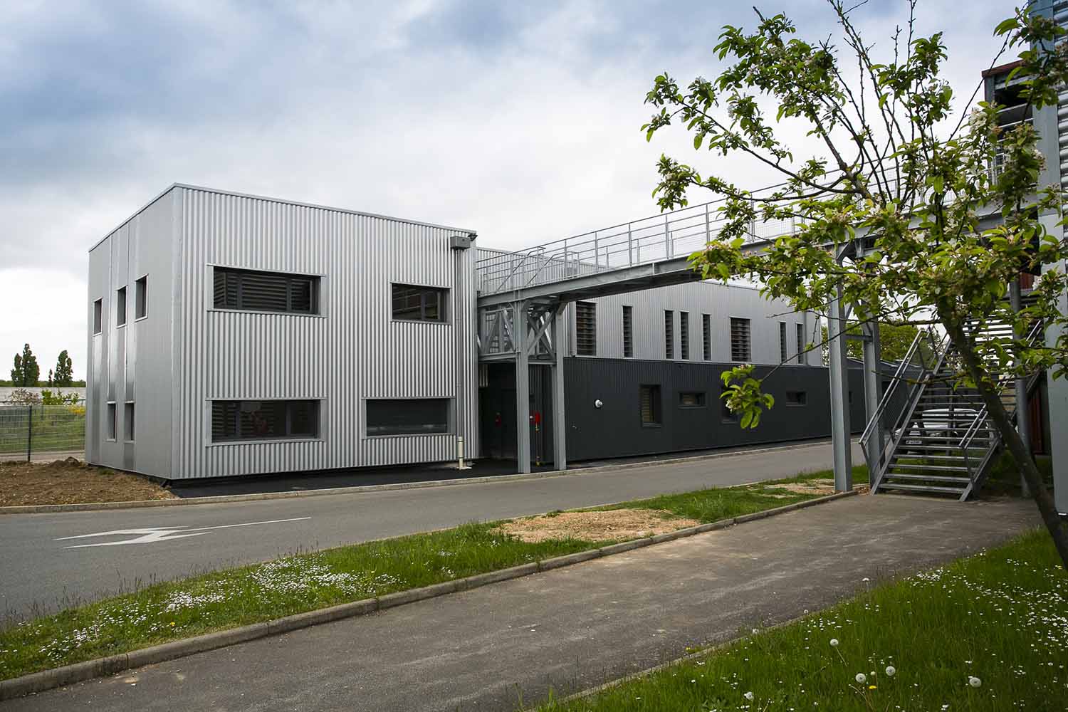 Sur cette photo, nous pouvons apercevoir le bâtiment de la Direction de la calorisation et de la collecte des déchets qui se situe en face au centre de tri déchets © Agglomération du Pays de Dreux