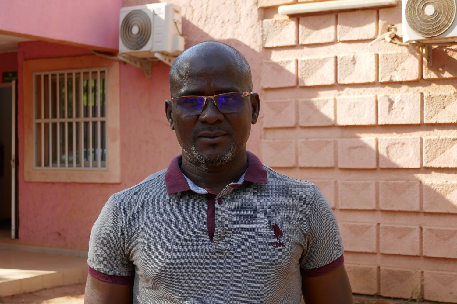 Adama SALAMBERE était joueur de football avec l’équipe de sa province et une lésion lui a obligé à abandonner ce sport © Globe Reporters