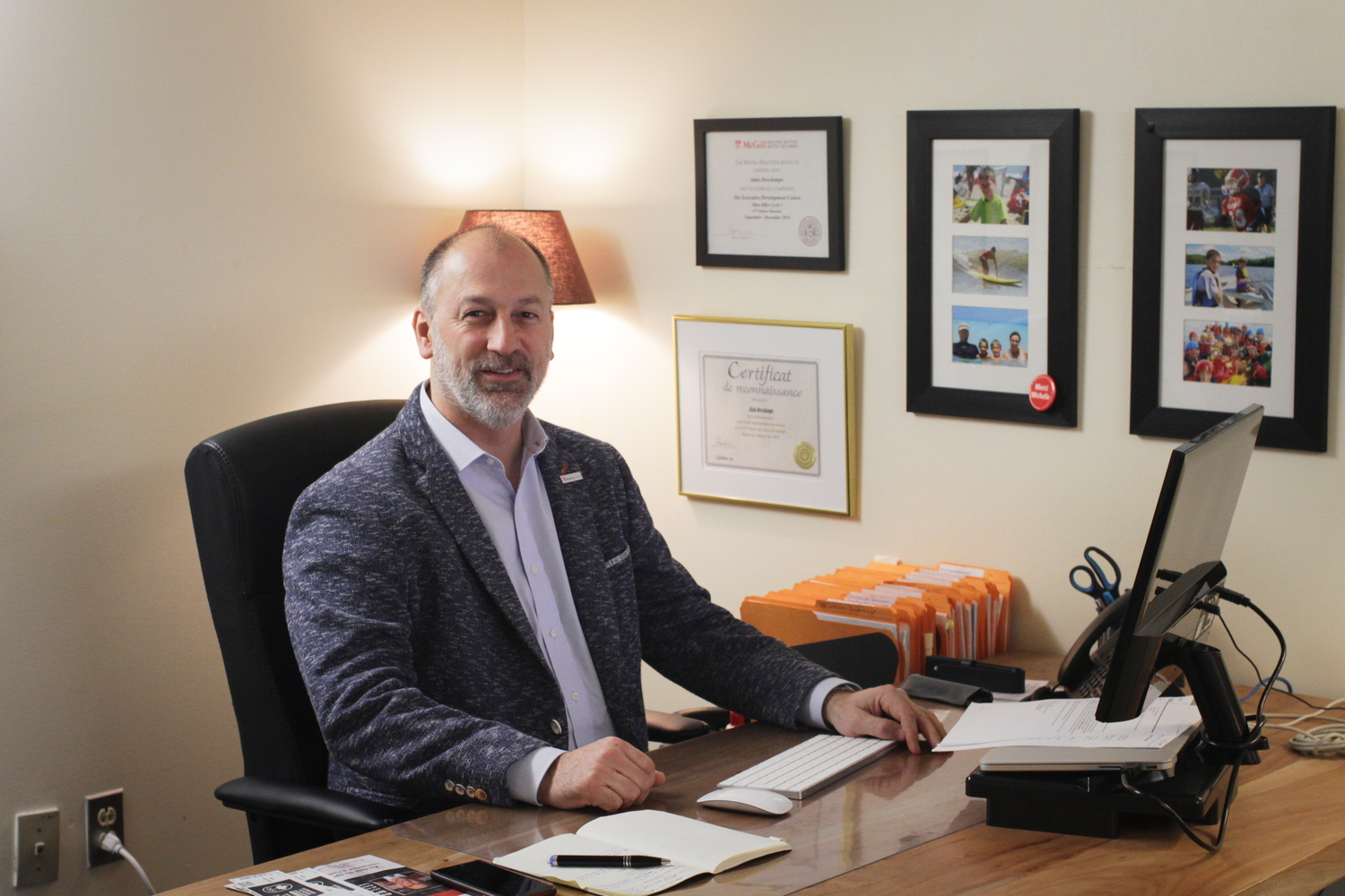 Alain DESCHAMPS dans son bureau.