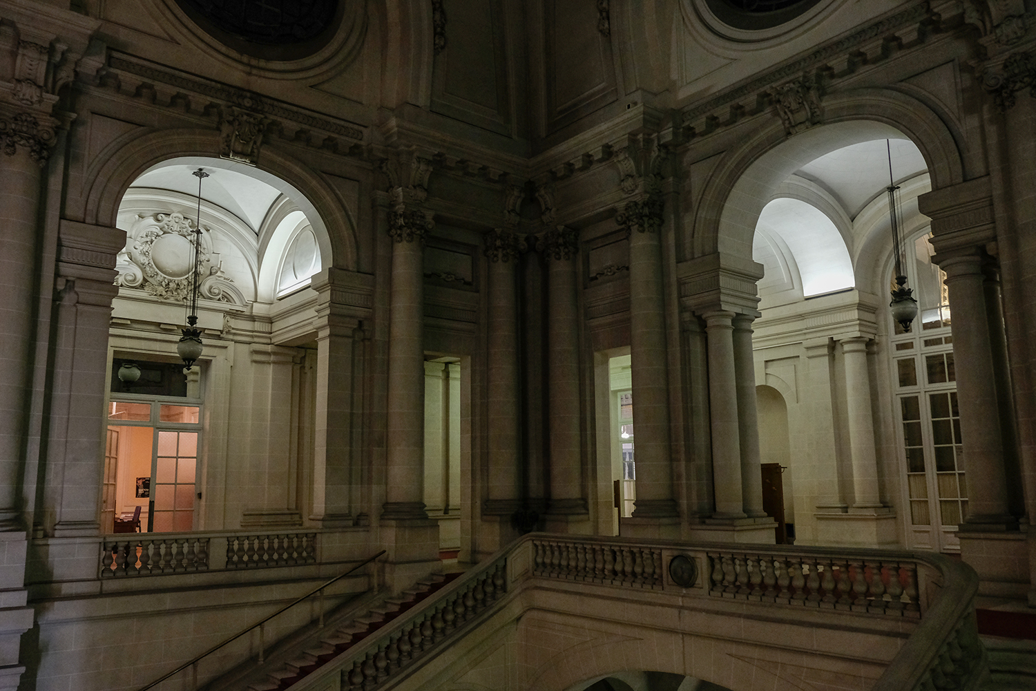 Il donne rendez-vous à Sidonie HADOUX dans son bureau de l’hôtel de ville de Roubaix.