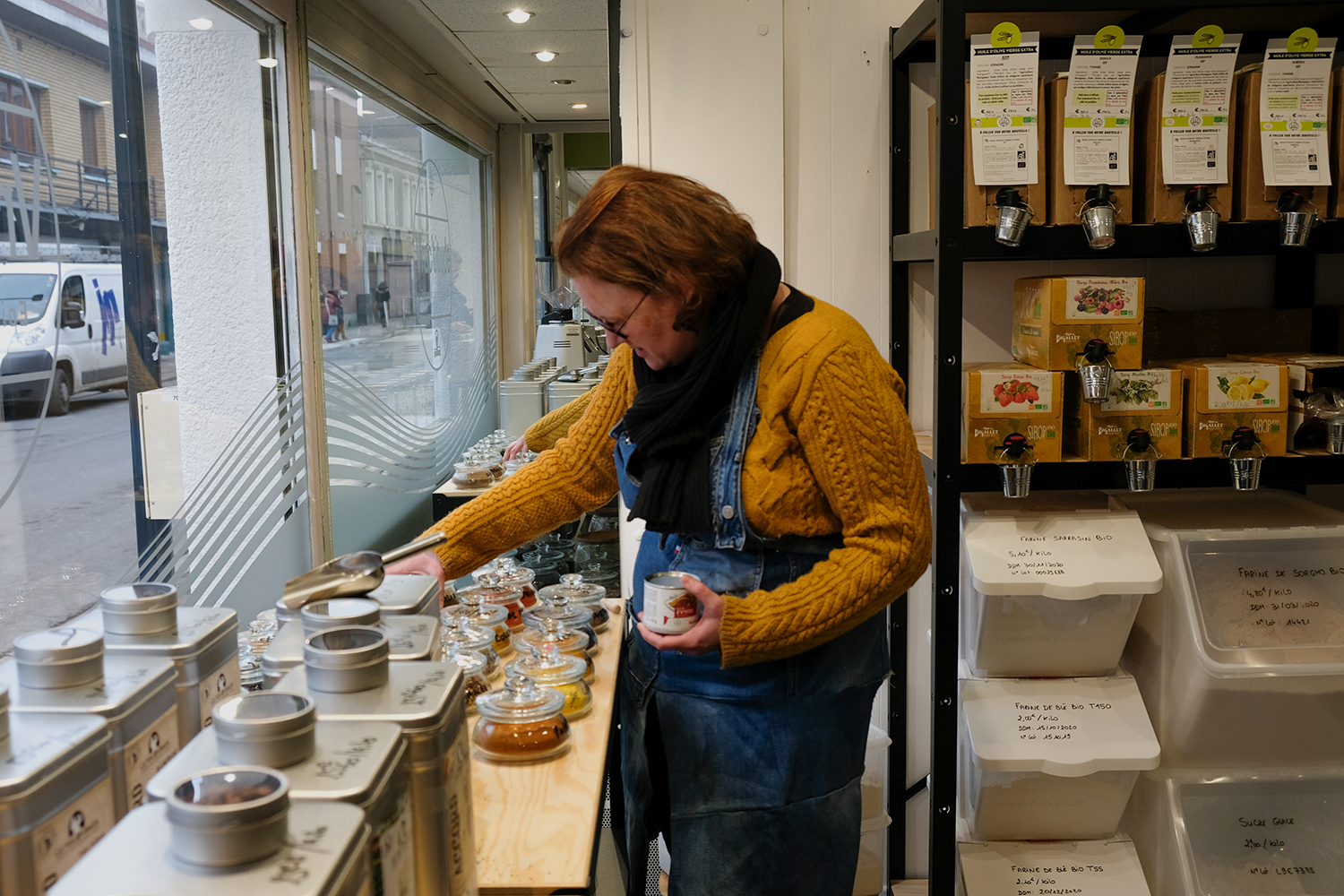 Dans une épicerie en vrac, les épiciers conseillent les clients et peuvent les aider à se servir au besoin.