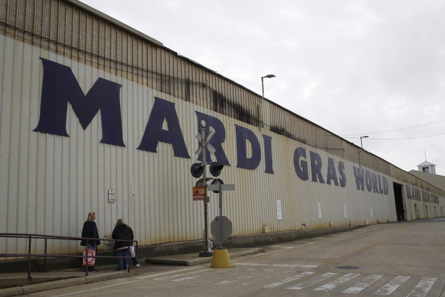 Les hangars des Kern studios et de Mardi Gras World © Globe Reporters