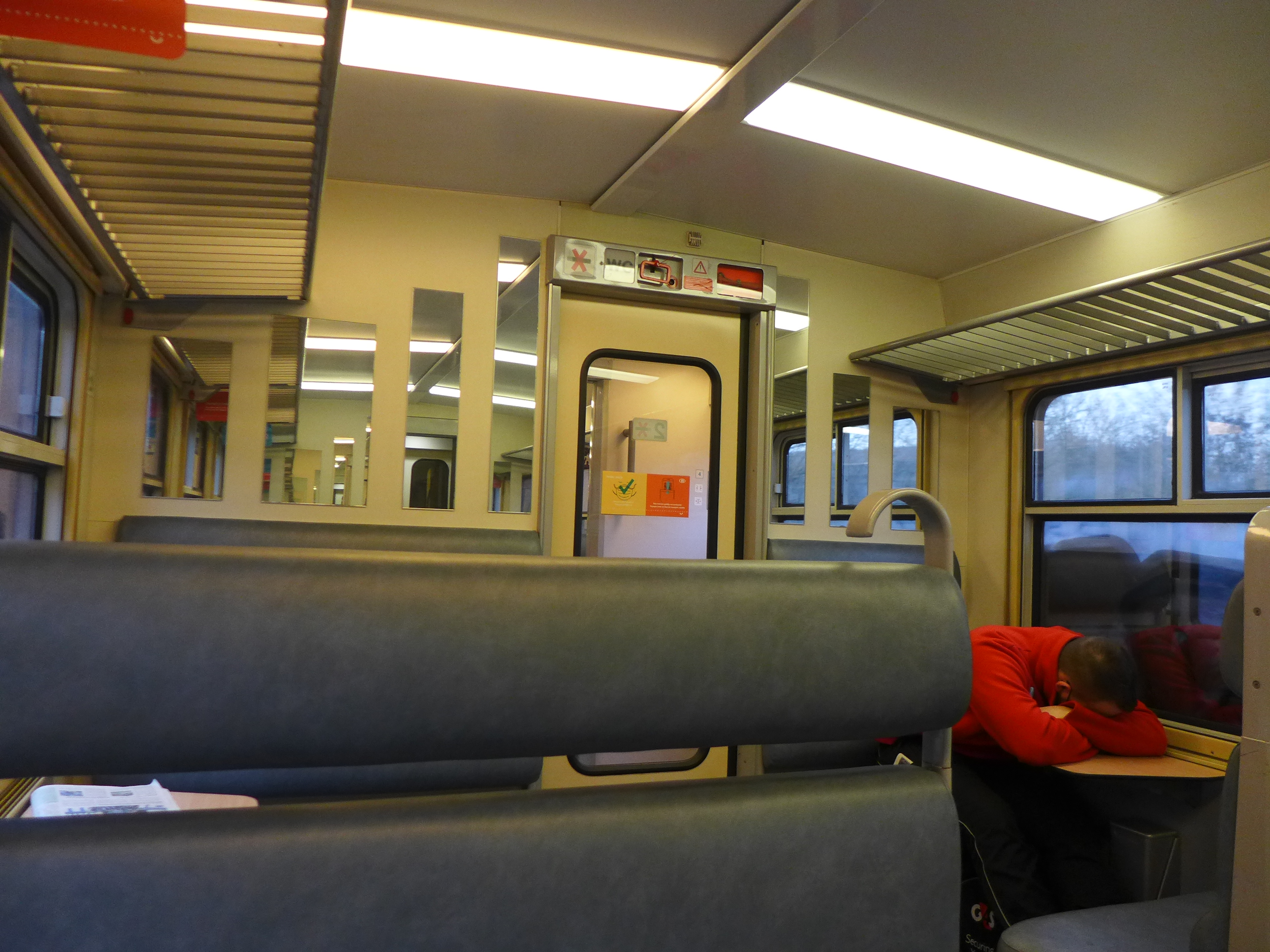 Mais le train tombe en panne et à la gare de Bruxelles Central, Alain doit monter dans un autre train qui n’est pas tout jeune. Un décor très kitch qui donne un charme absent dans les trains plus modernes © Globe Reporters