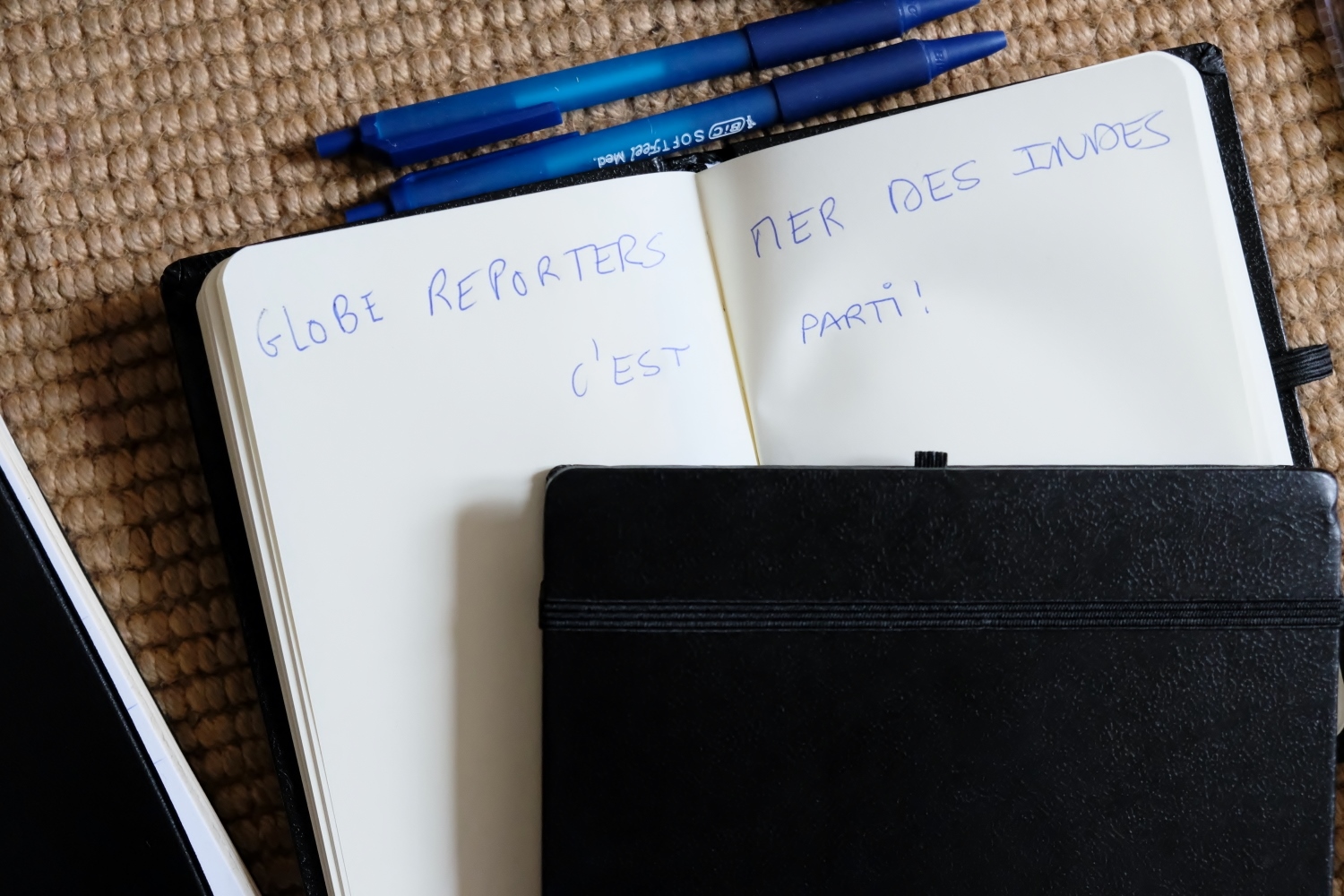 On commence par les carnets : indispensables pour prendre des notes comme les noms des personnes interviewées, les noms des lieux, les idées de reportages, etc…