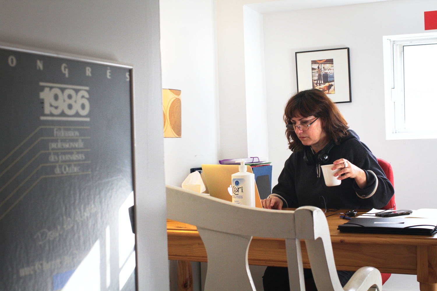 Catherine LAFRANCE dans son bureau de la FPJQ.