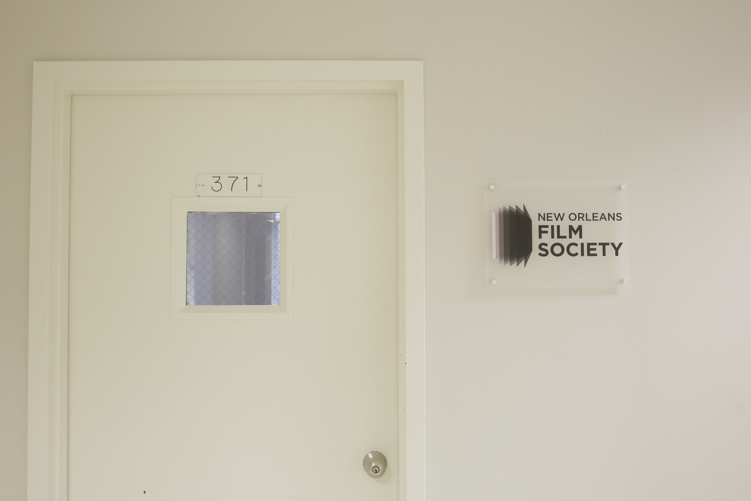 Entrée des bureaux de la New Orleans Film Society © Globe Reporters