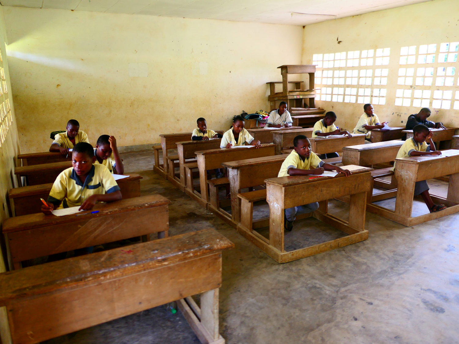 Salle de classe du collège d’Ebodjé © Globe Reporters