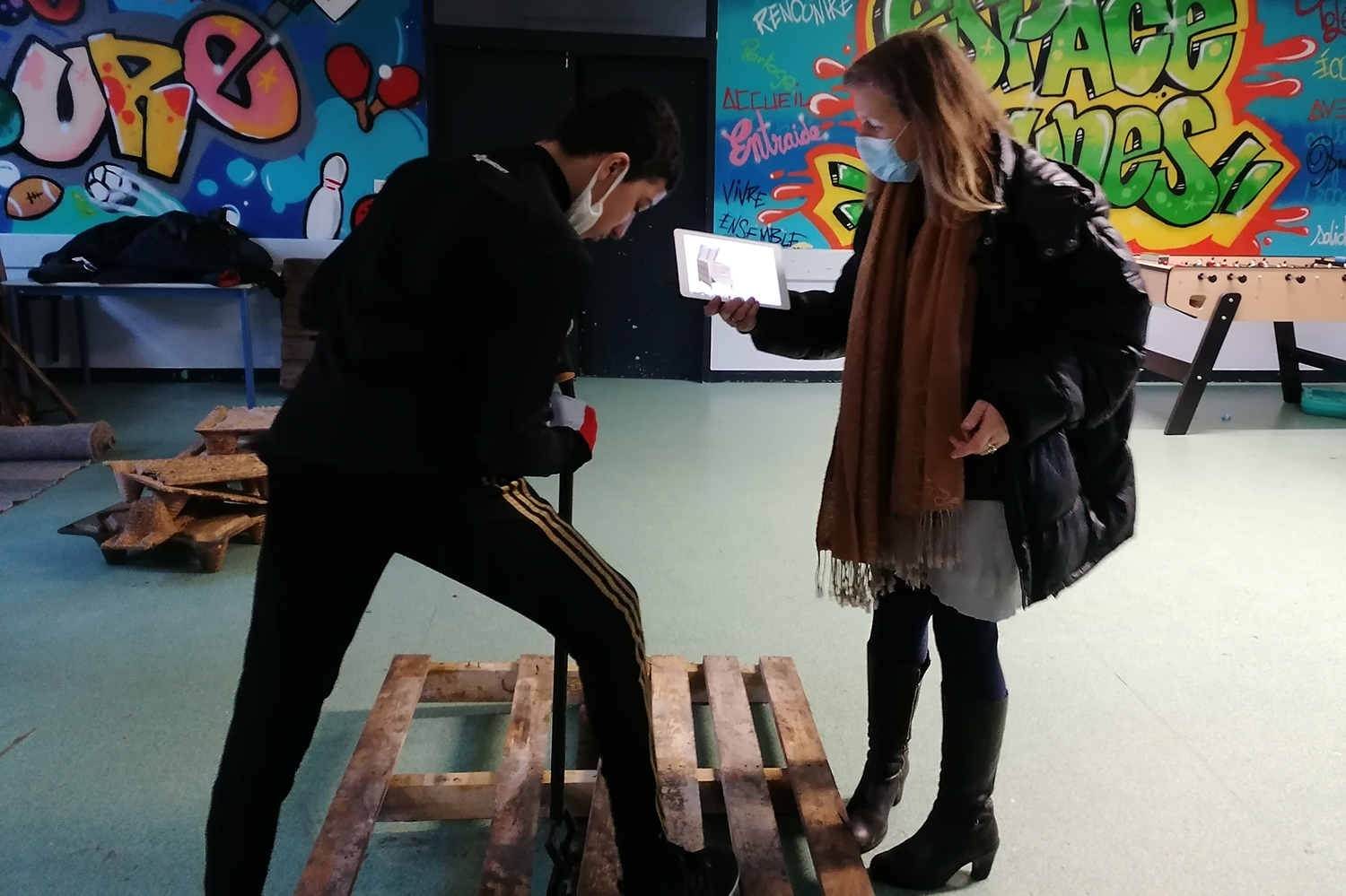 Sidonie HADOUX, l’envoyée spéciale des globe-reporters, rejoint Dominique au centre social Basse Masure à Roubaix où l’association Cultivons Malin organise un stage pendant les vacances © Globe Reporters