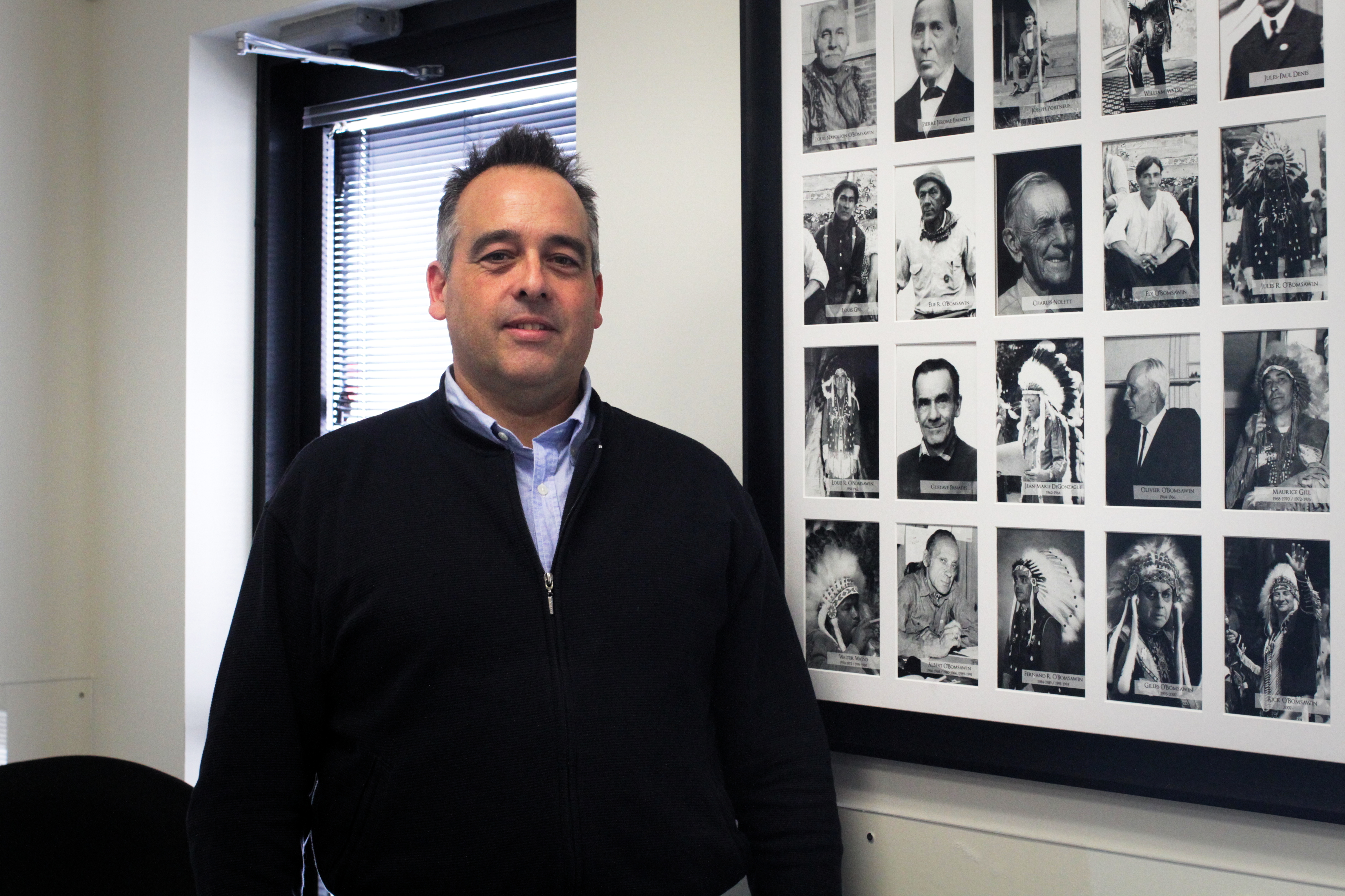 Daniel NOLETT devant les photos des anciens chefs d’Odanak.