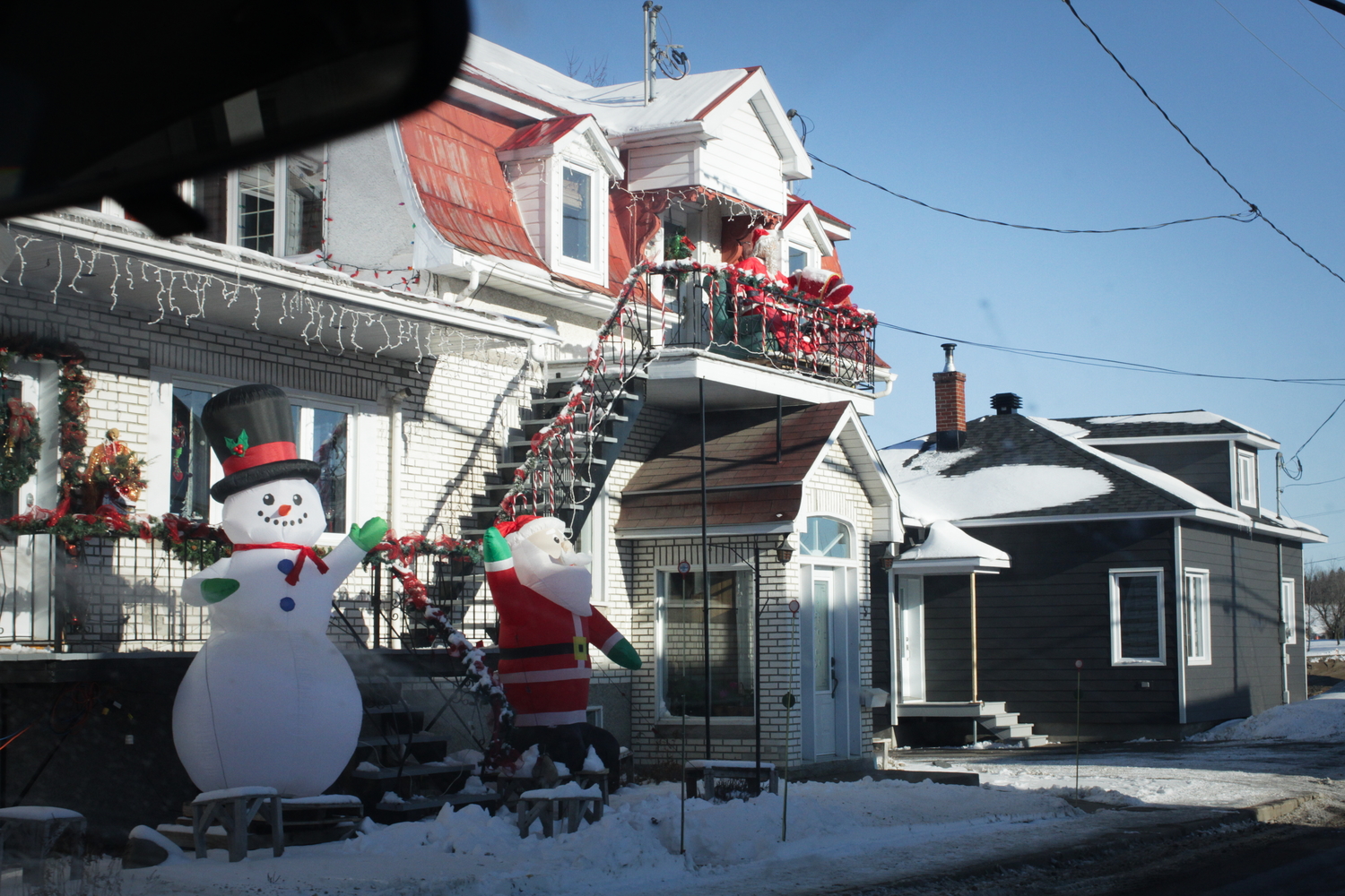 Les décorations de Noël sont partout.