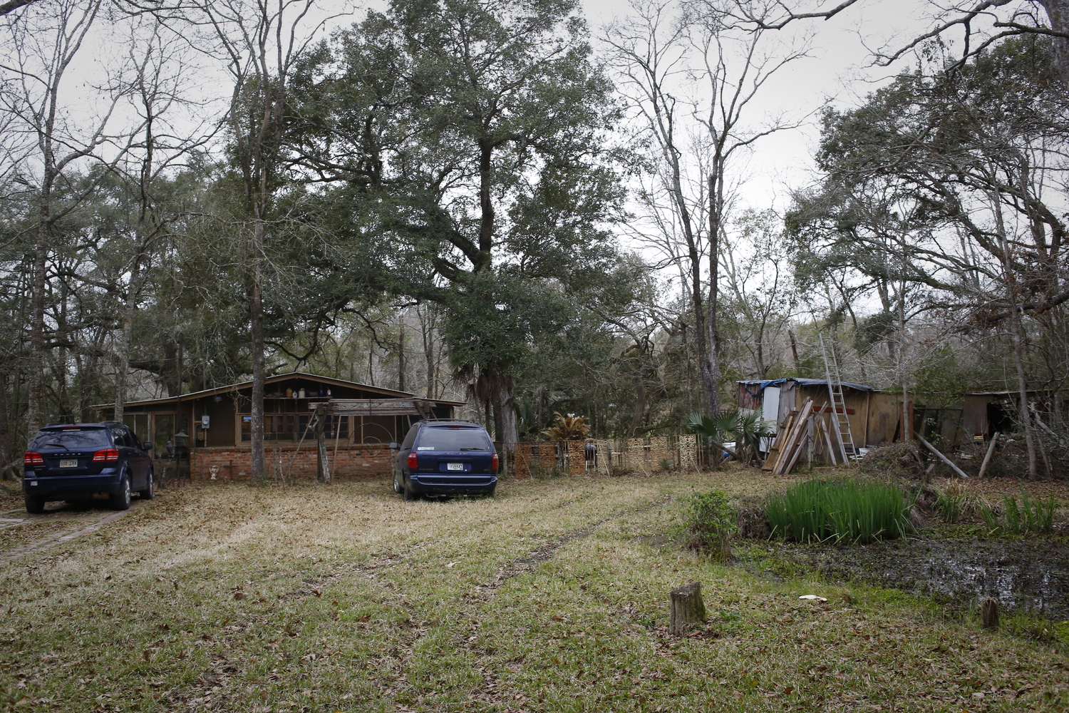 La cabane de Tommy, surnommée « la Roue qui pend » © Globe Reporters