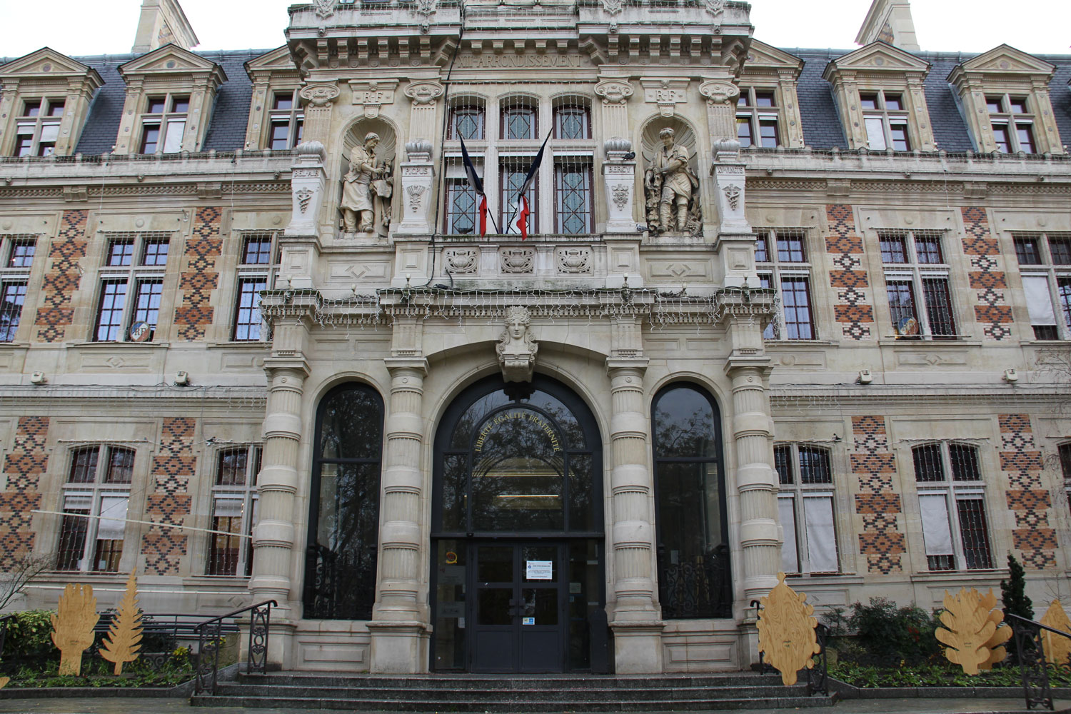 La Mairie est un bâtiment imposant construit en 1876. Les mairies de Paris se ressemblent en raison d’un élément central plus haut et plus imposant © Globe Reporters