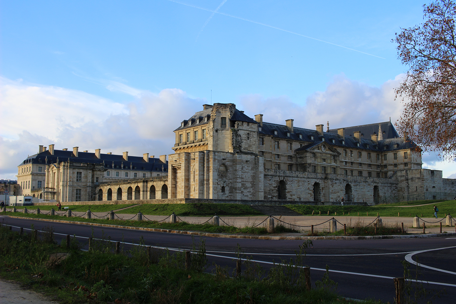 Les locaux de la Division du Bois de Vincennes se trouvent à une dizaine de minutes à pied du château de Vincennes. L’édifice est impressionnant. Il a été construit à partir du XVIème siècle © Globe Reporters