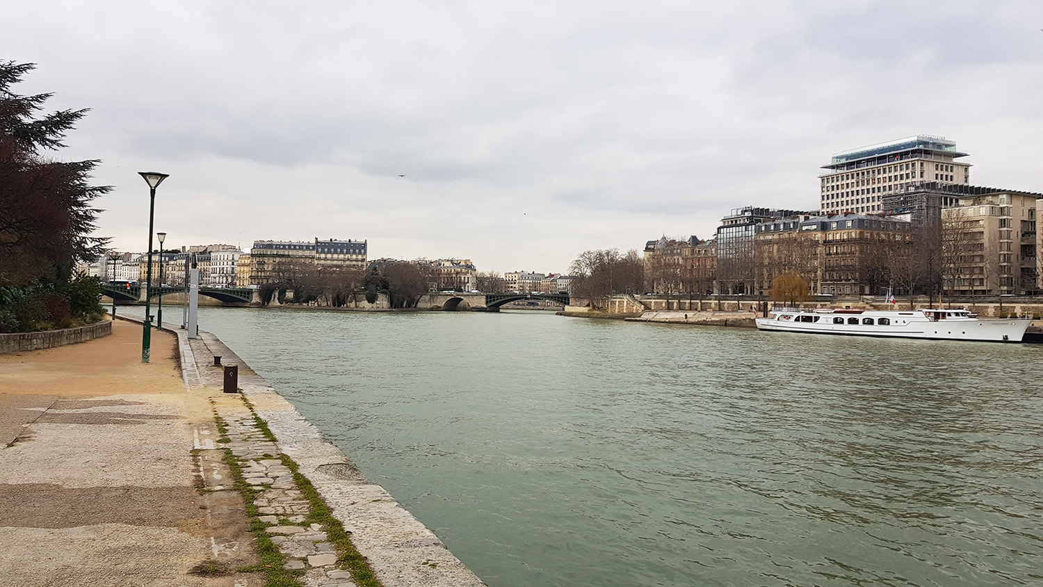 Pour se rendre au Pavillon de l’Arsenal, notre journaliste longe la Seine en marchant. Il se trouve qu’elle était justement à un autre reportage non loin de là, de l’autre côté du fleuve © Globe Reporters
