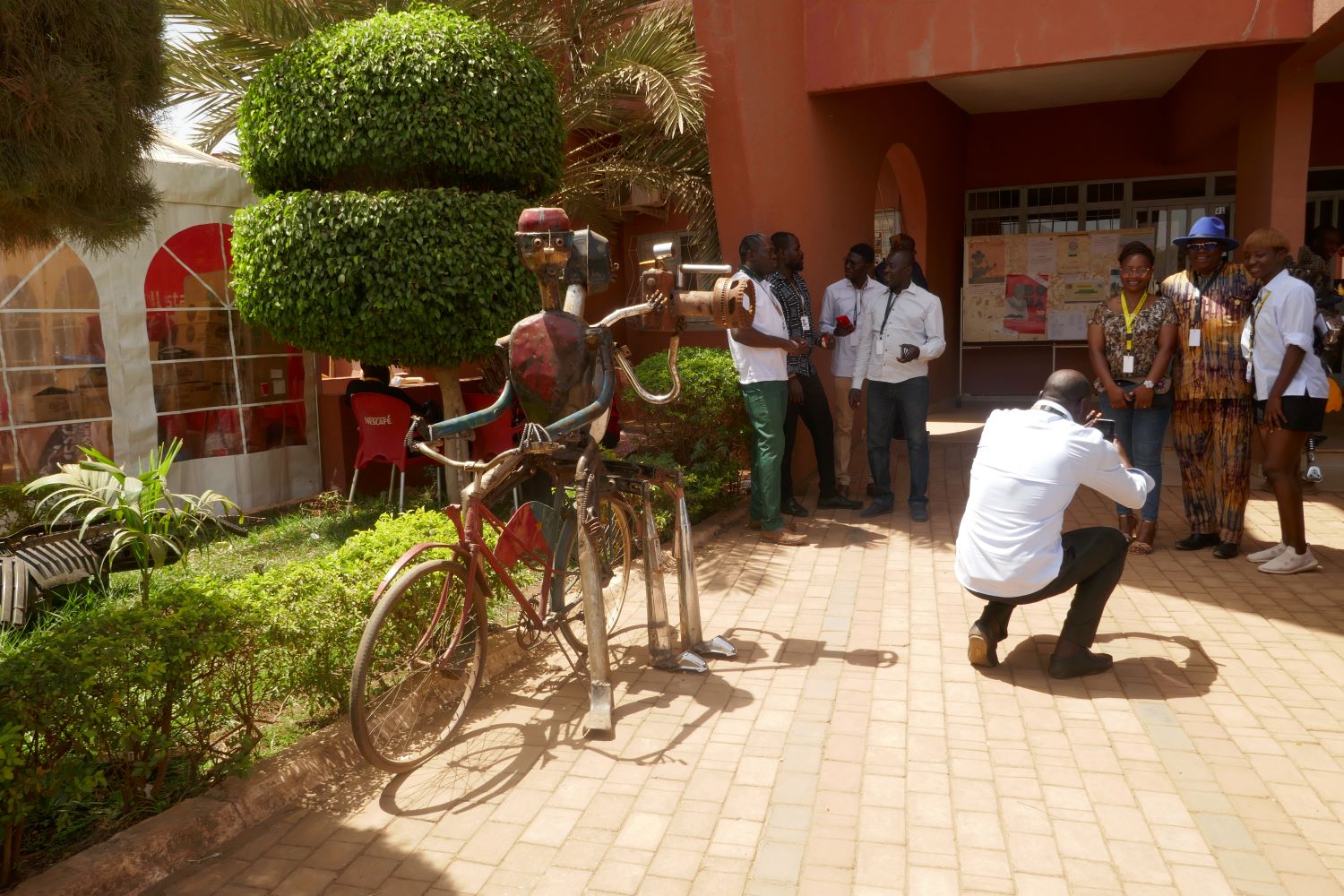 Le siège du FESPACO est, quelques jours durant, le lieu de rencontre des professionnels du cinéma, des amis et amoureux du « septième art » © Globe Reporters